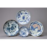 A GROUP OF CHINESE BLUE AND WHITE PORCELAIN DISHES, 18/19TH CENTURY. Of varying designs including