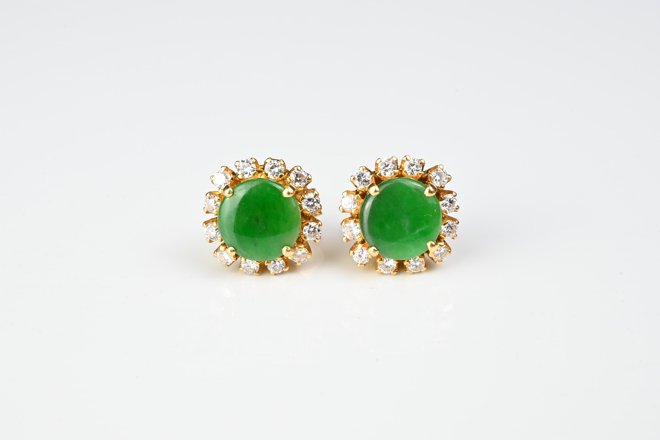A SET OF HIGH CARAT GOLD, JADEITE AND DIAMOND JEWELLERY. To include a green jadeite cabochon ring - Image 6 of 7