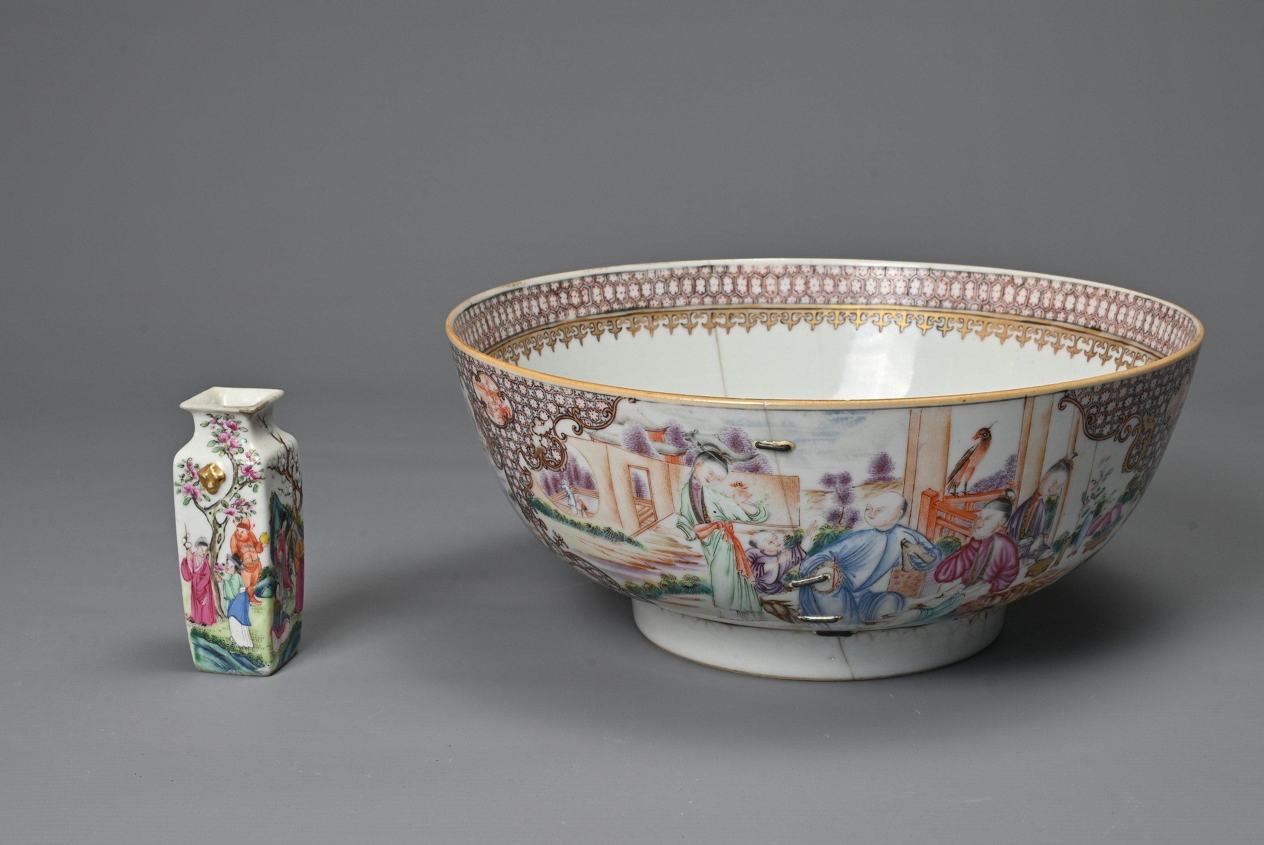 TWO CHINESE PORCELAIN ITEMS, 18/19TH CENTURY. To include a Qianlong export punch bowl decorated with - Image 3 of 7