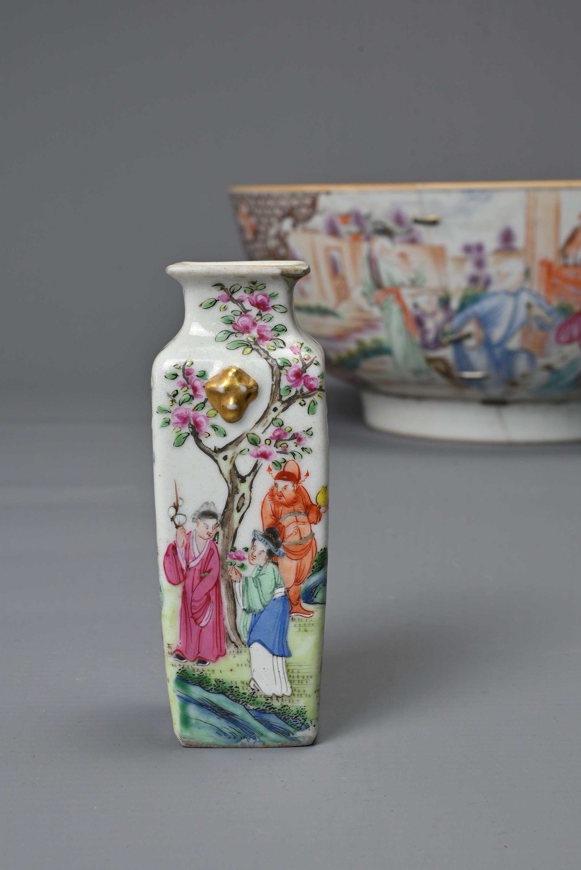 TWO CHINESE PORCELAIN ITEMS, 18/19TH CENTURY. To include a Qianlong export punch bowl decorated with - Image 5 of 7