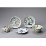 A GROUP OF CHINESE BLUE AND WHITE PORCELAIN ITEMS, MING DYNASTY. To include three dishes, a bowl and