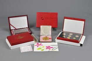 A COLLECTION OF CHINA AND HONG KONG COMMEMORATIVE COINS, BOXED. Top include two Hong Kong 1997 Royal