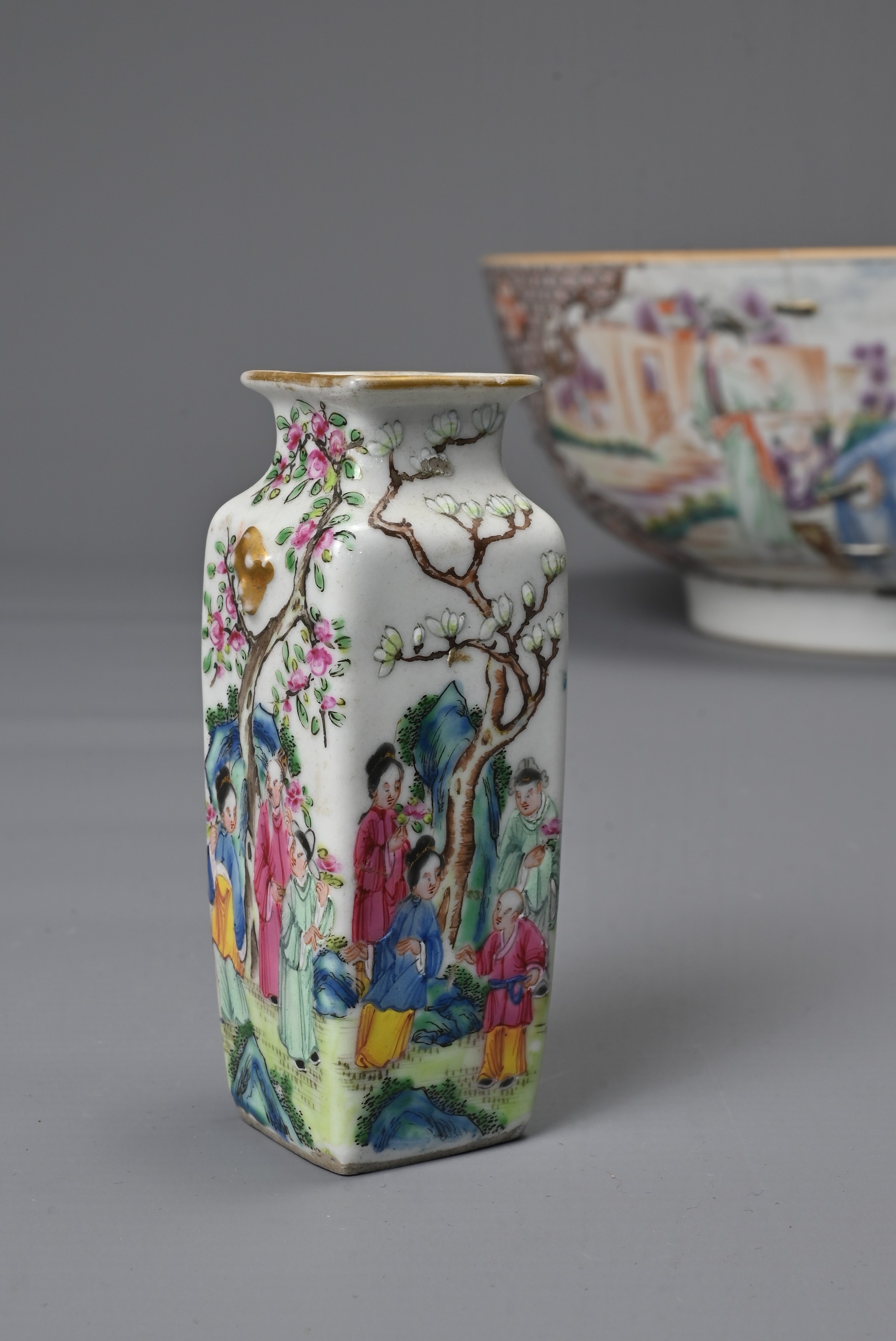 TWO CHINESE PORCELAIN ITEMS, 18/19TH CENTURY. To include a Qianlong export punch bowl decorated with - Image 7 of 7
