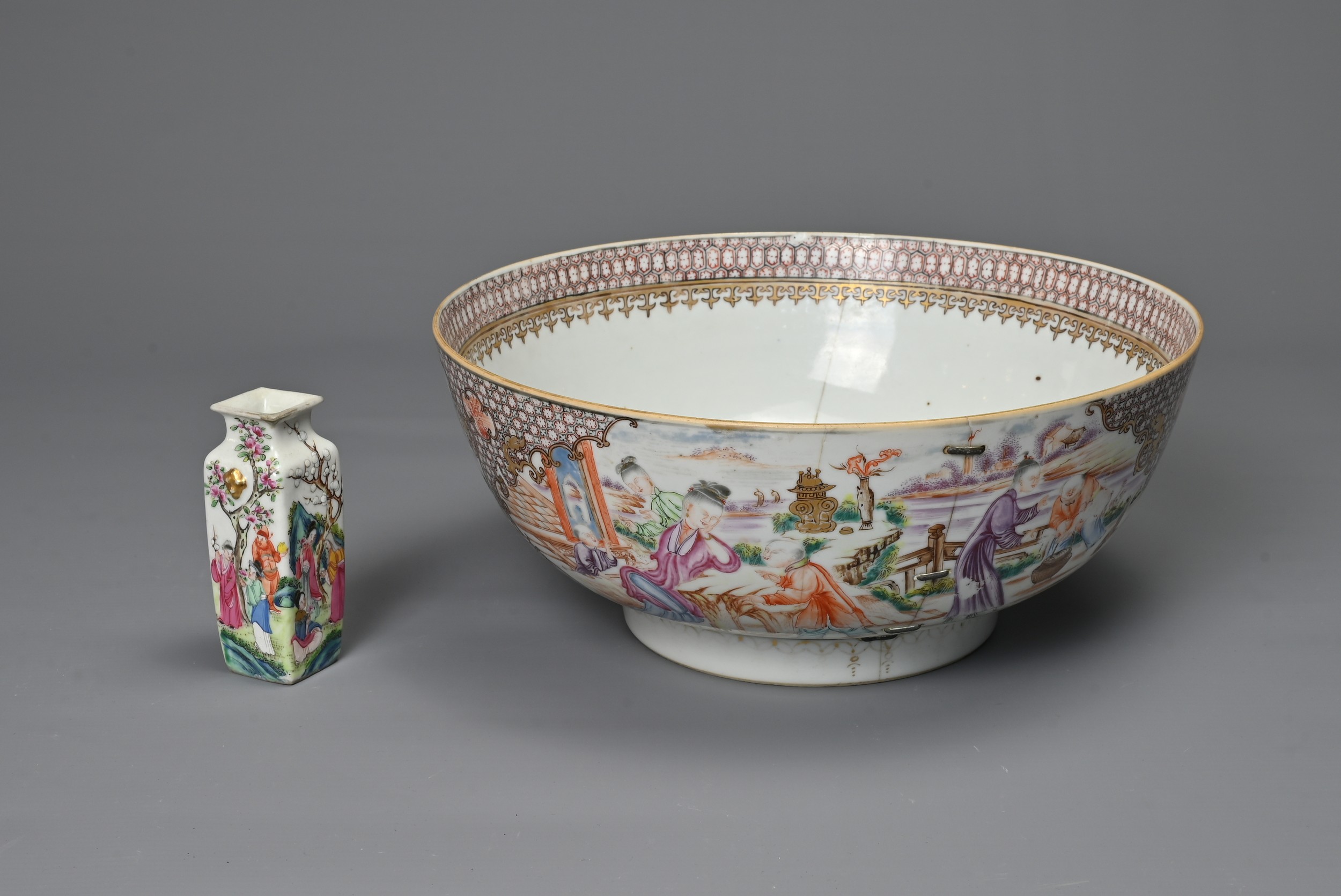 TWO CHINESE PORCELAIN ITEMS, 18/19TH CENTURY. To include a Qianlong export punch bowl decorated with