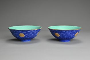 A PAIR OF CHINESE IMITATION LACQUER PORCELAIN BOWLS, LATE QING OR REPUBLIC PERIOD. Blue glazed