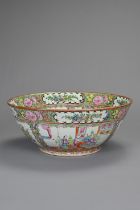 A CHINESE CANTON FAMILLE ROSE PORCELAIN PUNCH BOWL, 19/20TH CENTURY. Rose medallion decorated with