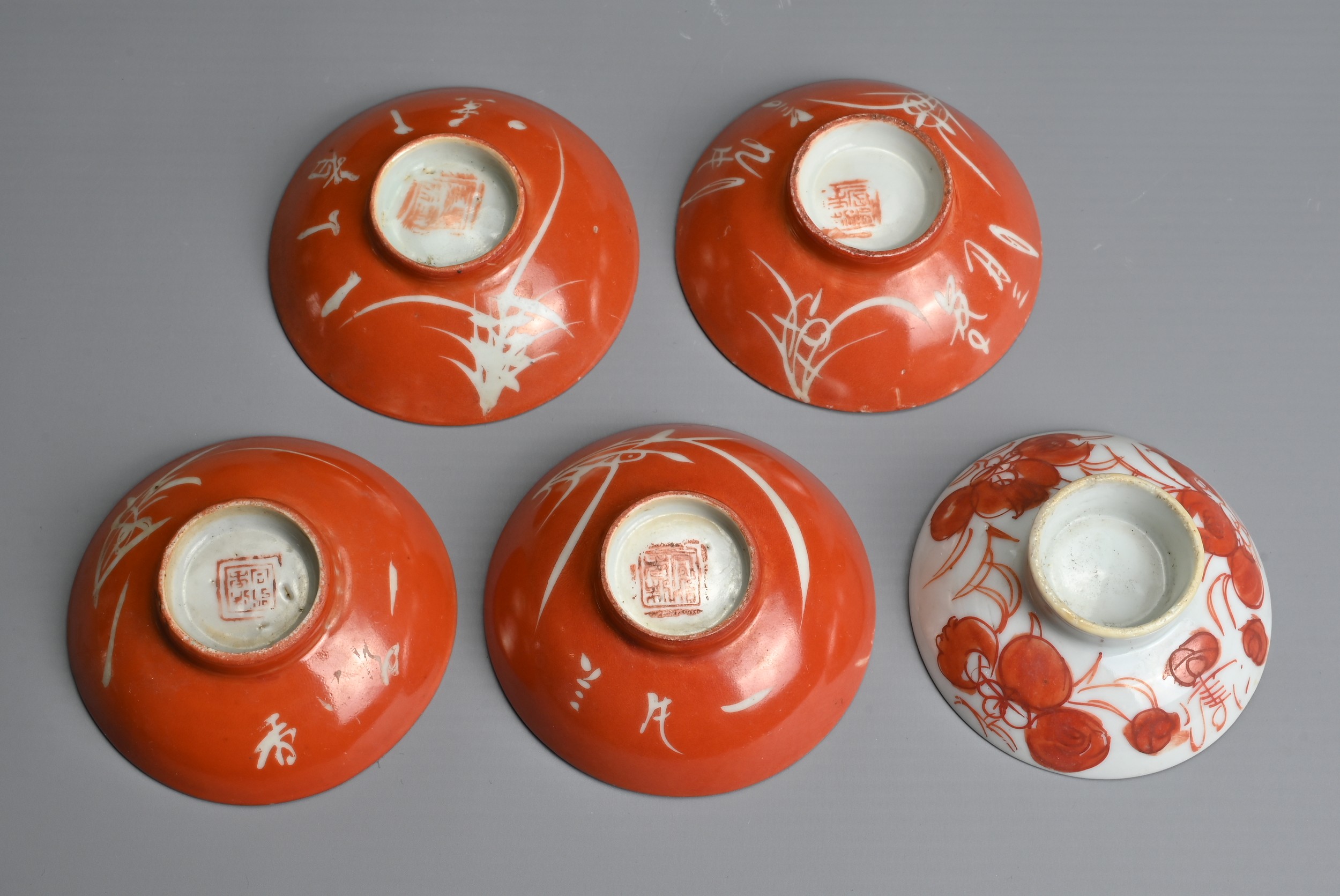 A GROUP OF CHINESE PORCELAIN CUPS AND COVERS, LATE QING DYNASTY. To include a set of four coral - Image 3 of 6