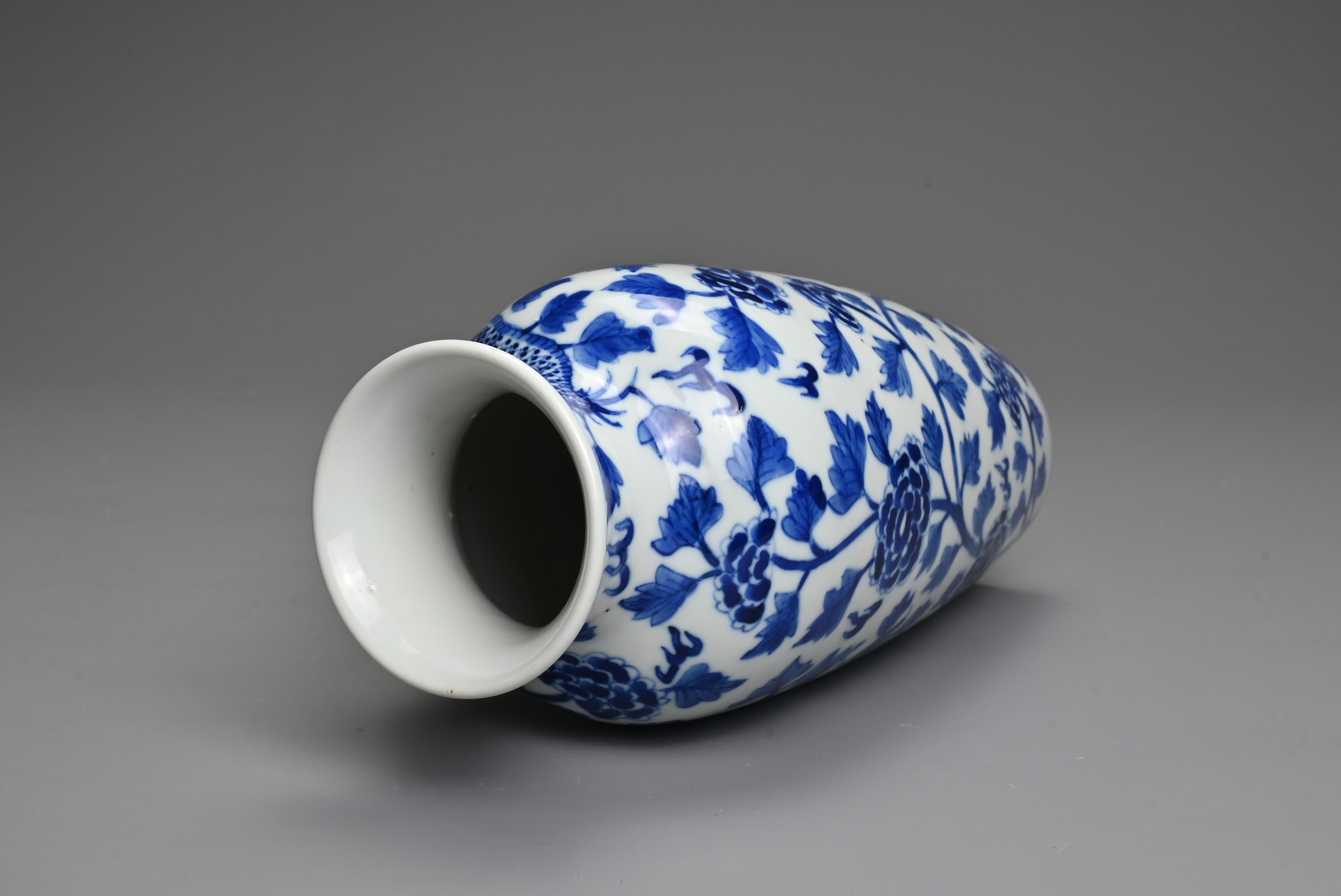 A CHINESE BLUE AND WHITE PORCELAIN VASE. Decorated with a dragon and leafy peony scrolls with flat - Image 6 of 6