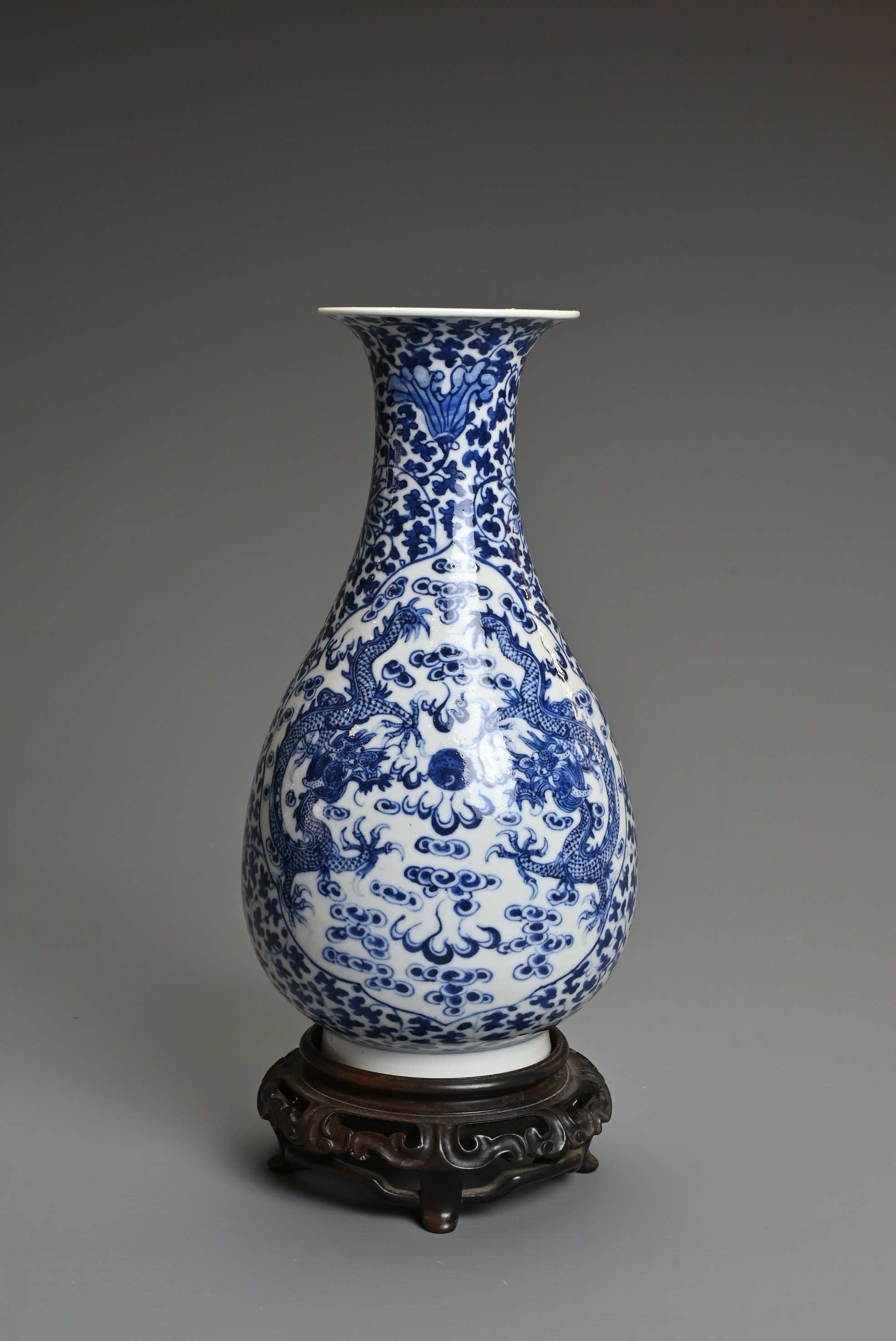 A CHINESE BLUE AND WHITE PORCELAIN, LATE QING DYNASTY. Of pear shape decorated with dragons - Image 3 of 7