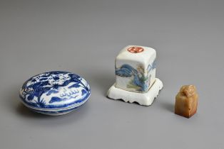 TWO CHINESE PORCELAIN ITEMS, 19/20TH CENTURY. To include a circular blue and white porcelain seal