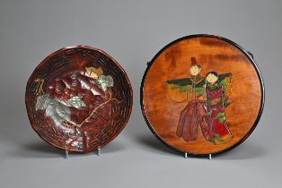A JAPANESE LATE EARLY 20TH CENTURY WOODEN LACQUERED BOWL AND AN INLAID WOODEN PLAQUE. The bowl