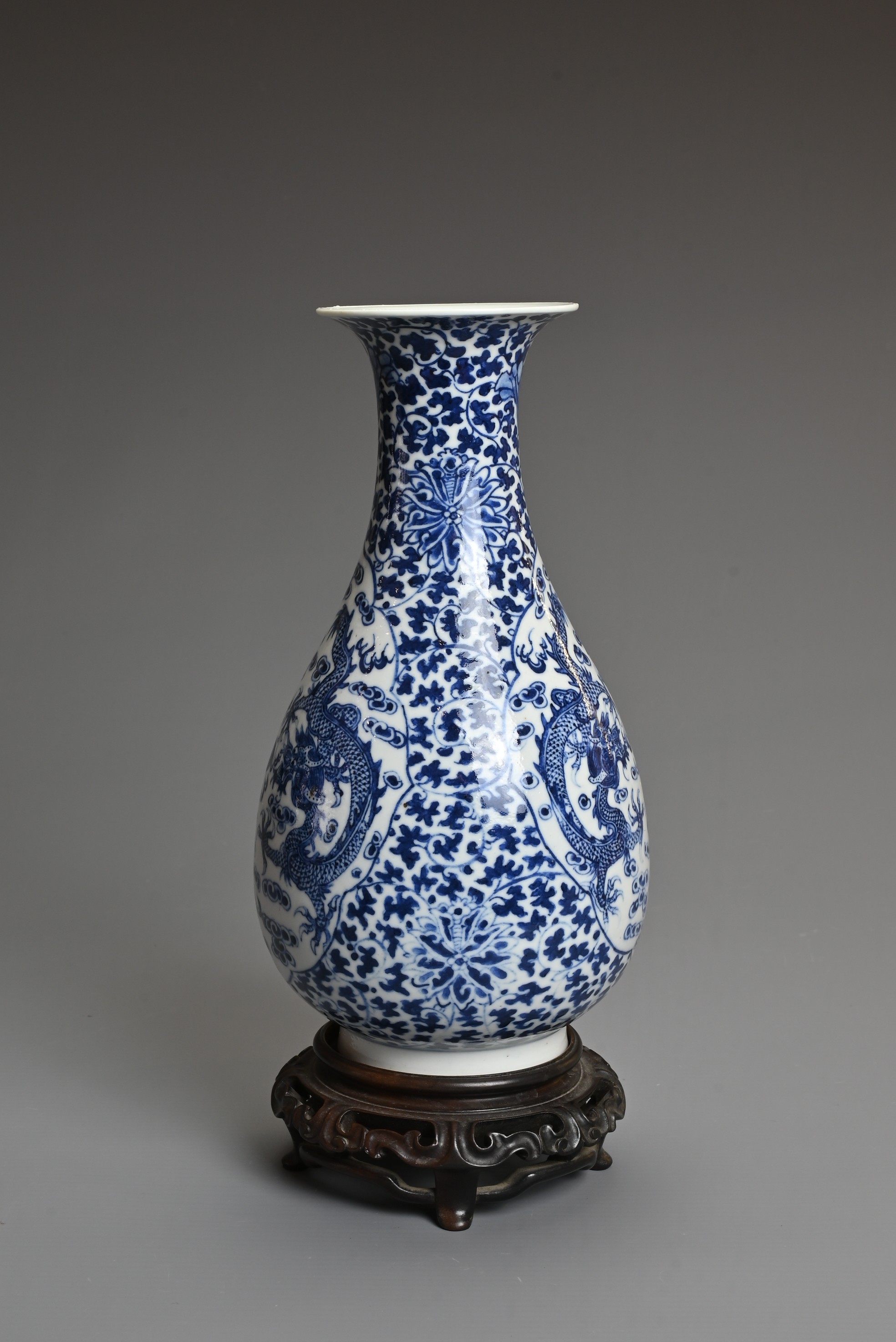 A CHINESE BLUE AND WHITE PORCELAIN, LATE QING DYNASTY. Of pear shape decorated with dragons - Image 2 of 7