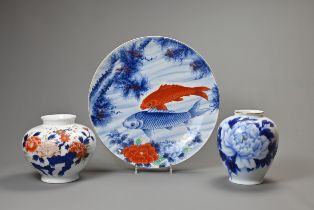 A 20TH CENTURY JAPANESE IMARI CHARGER AND TWO OVIFORM VASES. The charger decorated with carp amongst