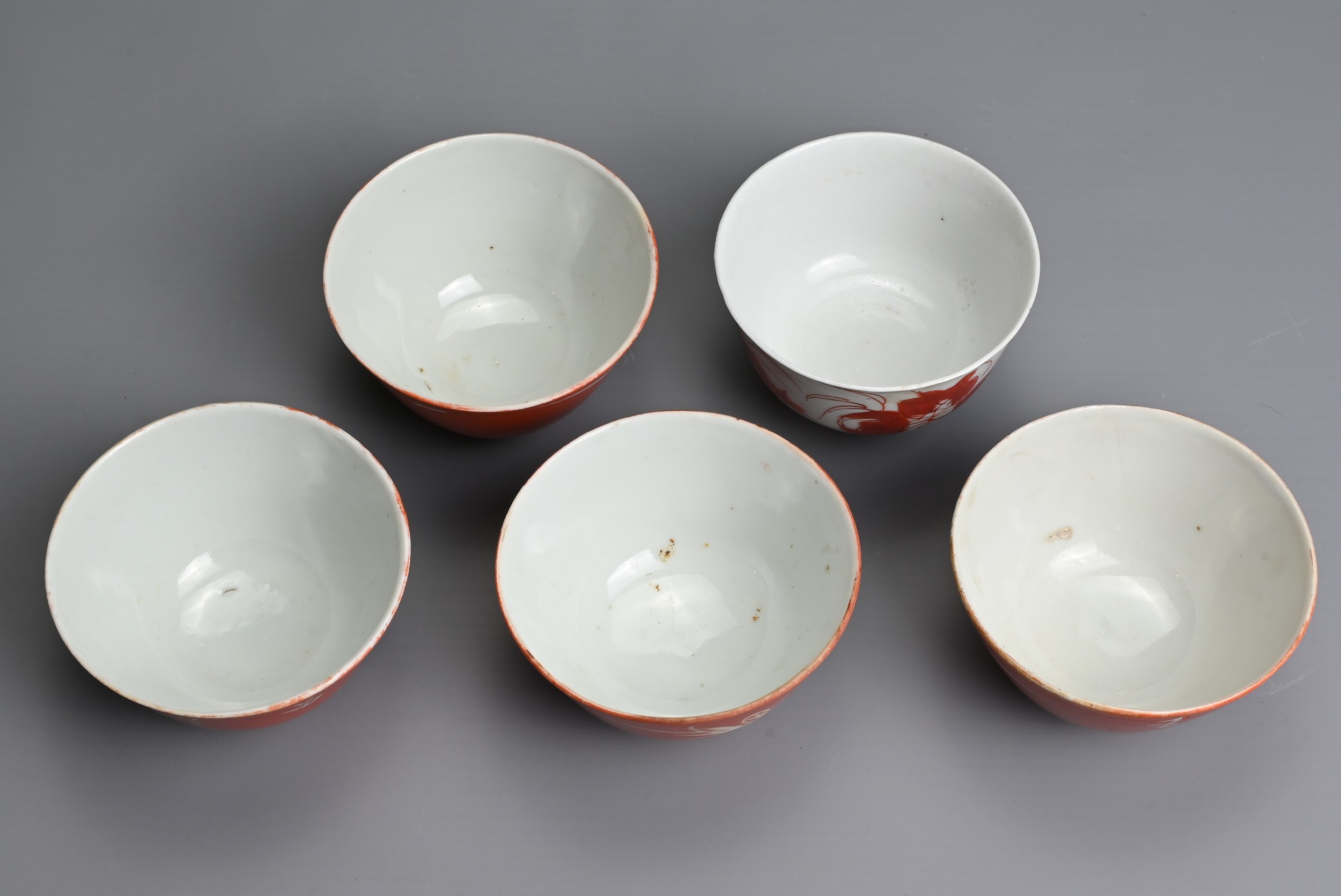 A GROUP OF CHINESE PORCELAIN CUPS AND COVERS, LATE QING DYNASTY. To include a set of four coral - Image 6 of 6