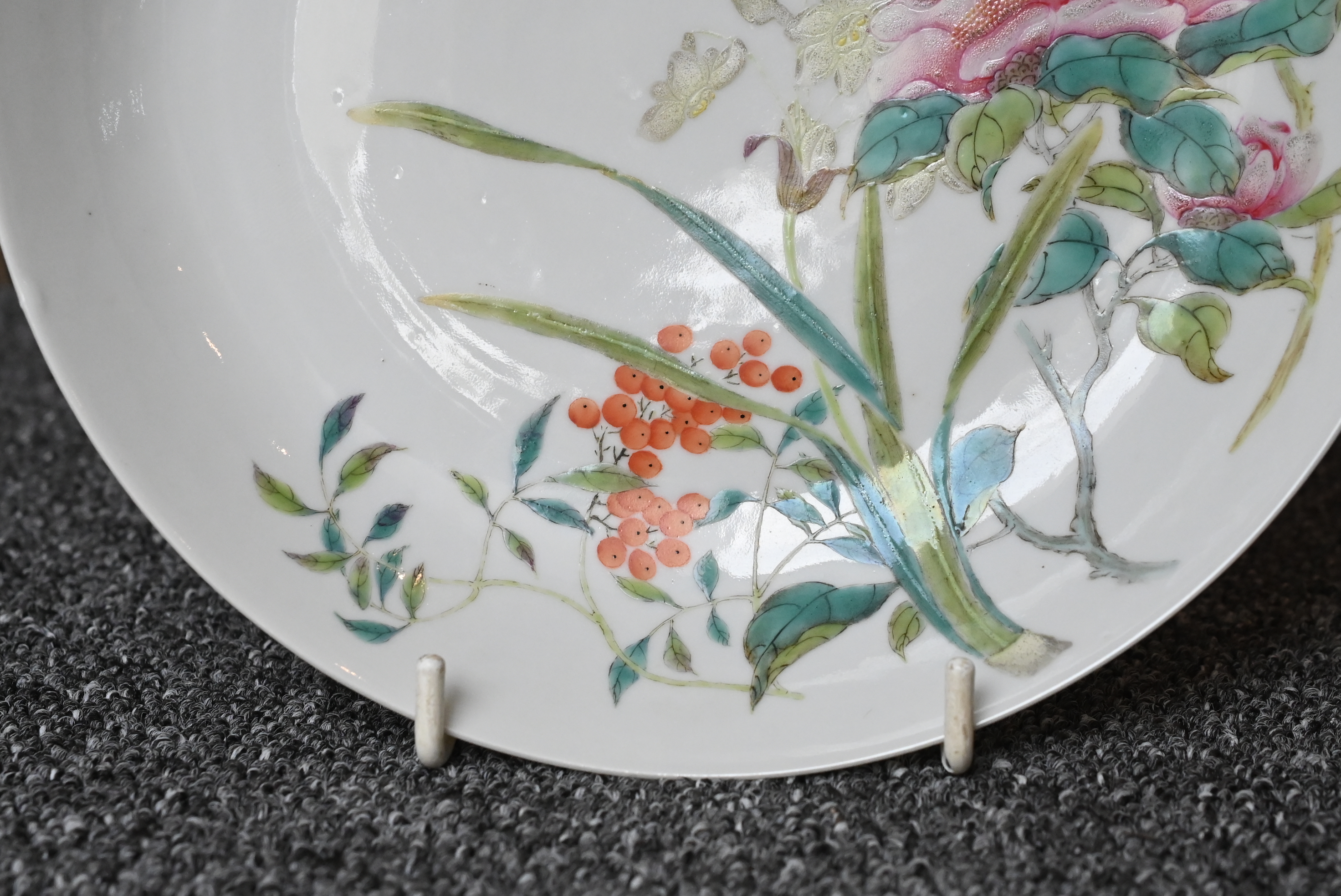 A CHINESE FAMILLE ROSE ENAMELLED PORCELAIN DISH, QING OR REPUBLIC PERIOD. Finely decorated featuring - Image 9 of 19