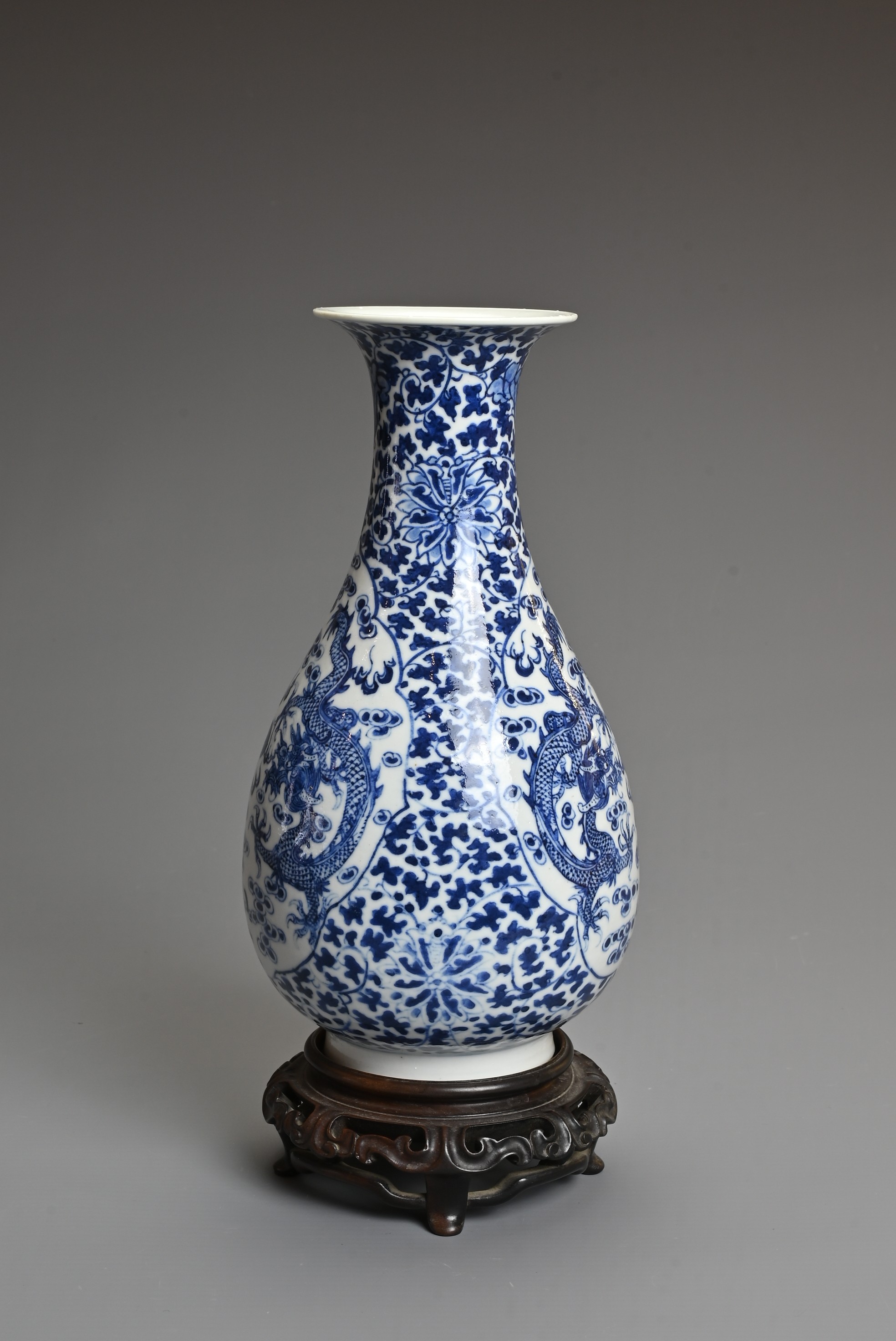 A CHINESE BLUE AND WHITE PORCELAIN, LATE QING DYNASTY. Of pear shape decorated with dragons - Image 4 of 7
