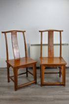 A PAIR OF EARLY 20TH CENTURY CHINESE YEW YOLK BACK SIDE CHAIRS. Each with curved splat and square