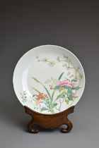 A CHINESE FAMILLE ROSE ENAMELLED PORCELAIN DISH, QING OR REPUBLIC PERIOD. Finely decorated featuring