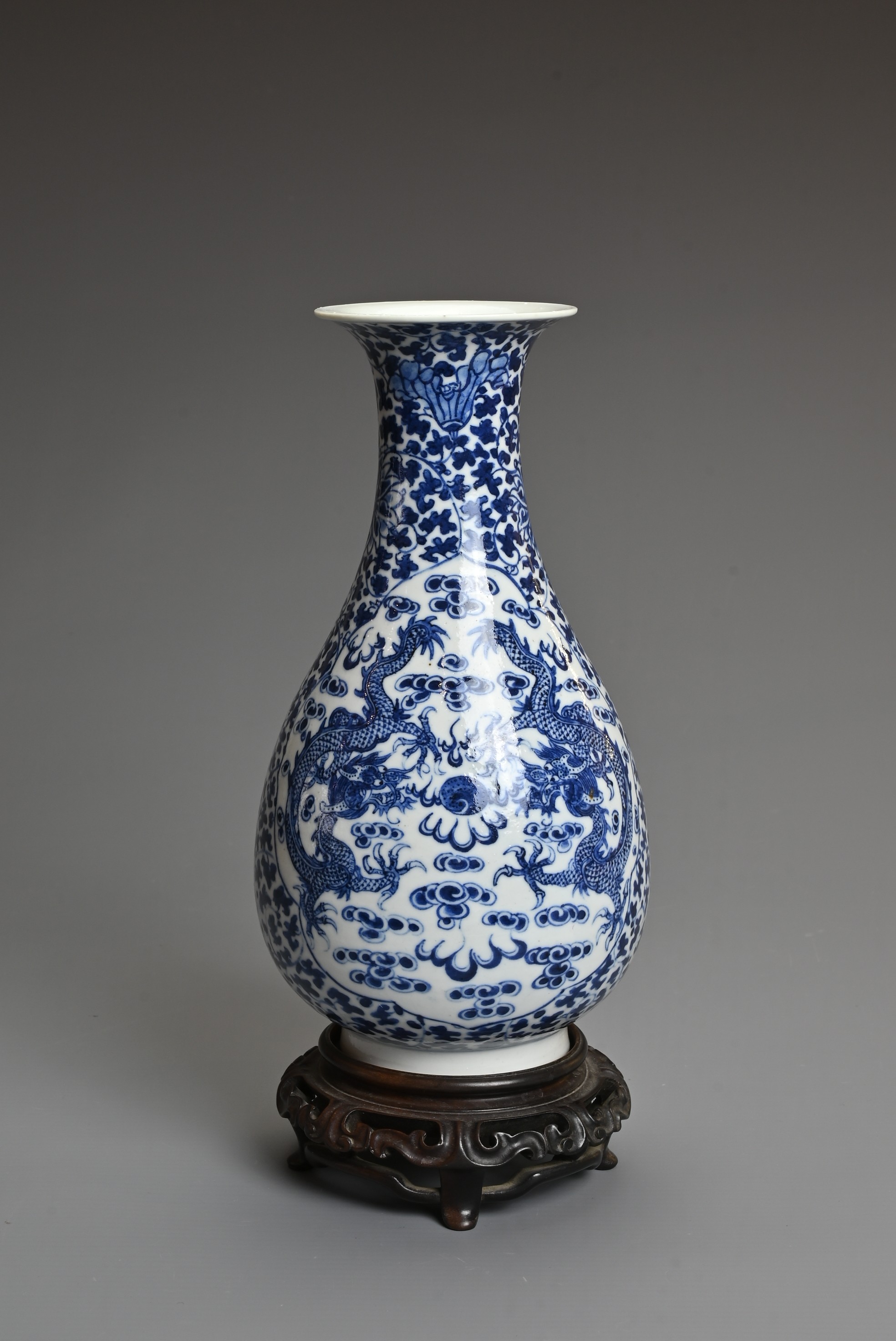 A CHINESE BLUE AND WHITE PORCELAIN, LATE QING DYNASTY. Of pear shape decorated with dragons