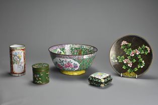 A GROUP OF CHINESE CLOISONNE AND CANTON ENAMEL ITEMS, 20TH CENTURY. To include a large bowl, a