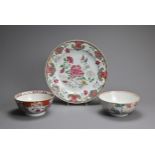 THREE CHINESE EXPORT PORCELAIN ITEMS, 18TH CENTURY. To include a large famille rose dish decorated