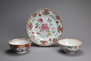 THREE CHINESE EXPORT PORCELAIN ITEMS, 18TH CENTURY. To include a large famille rose dish decorated