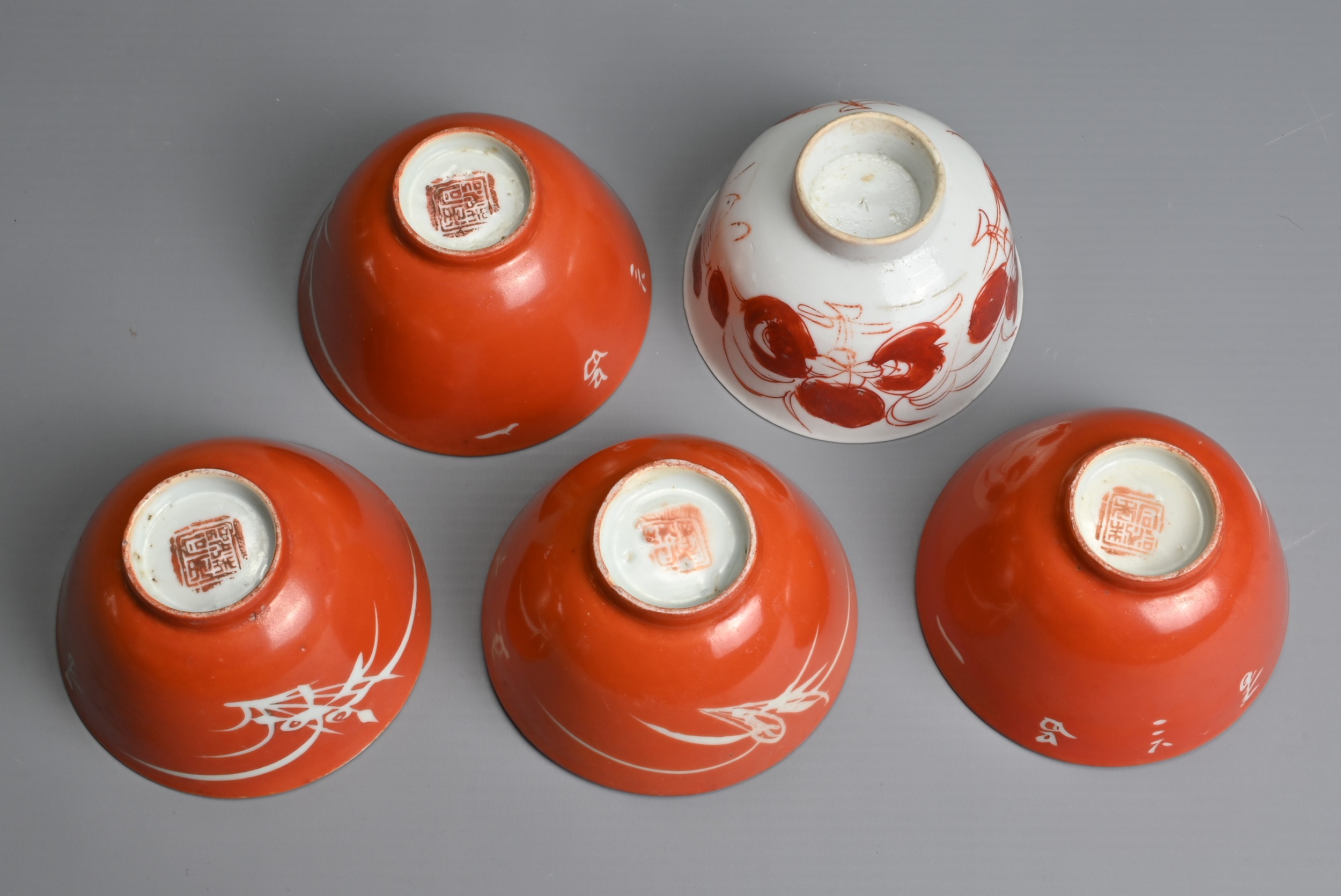 A GROUP OF CHINESE PORCELAIN CUPS AND COVERS, LATE QING DYNASTY. To include a set of four coral - Image 5 of 6
