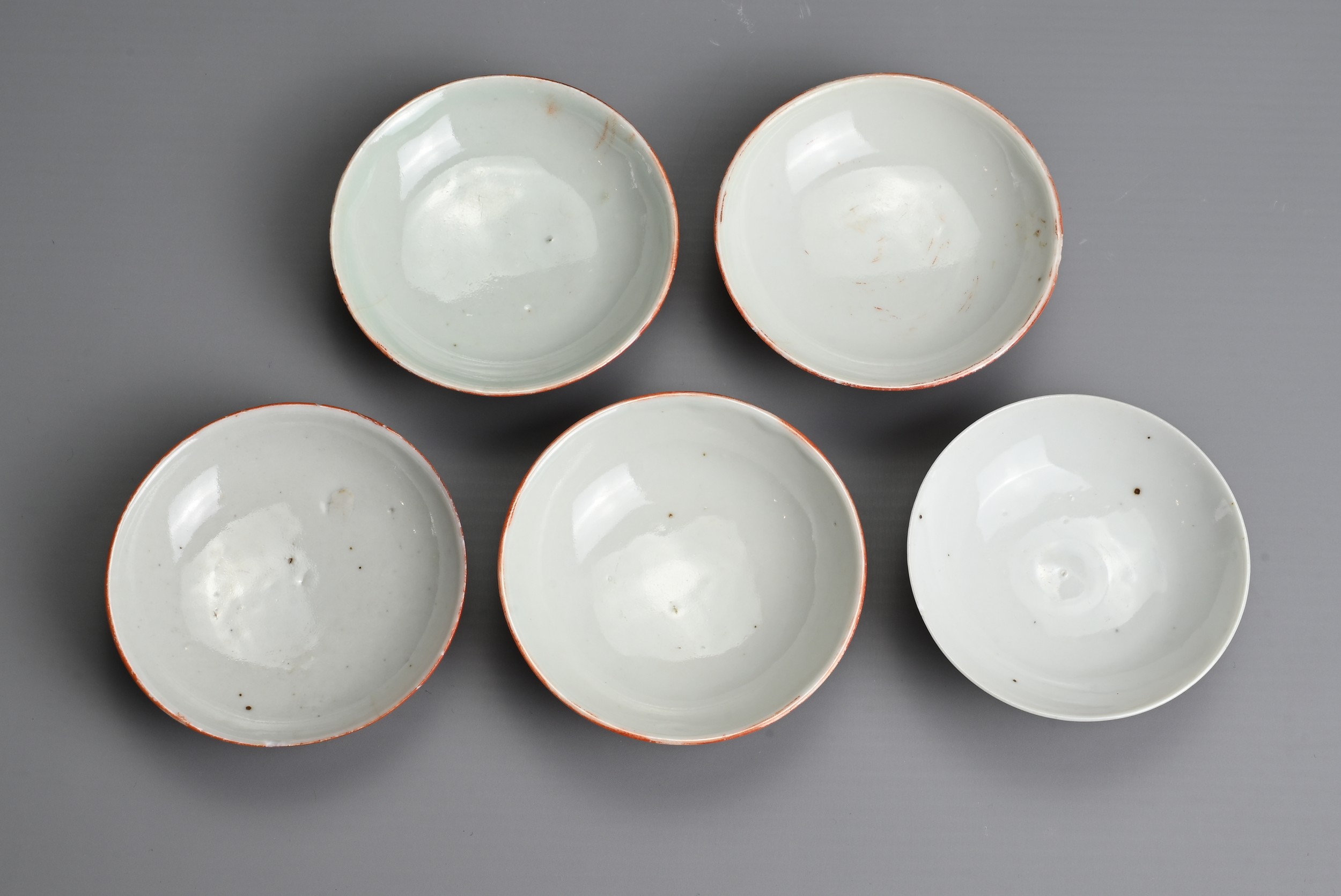 A GROUP OF CHINESE PORCELAIN CUPS AND COVERS, LATE QING DYNASTY. To include a set of four coral - Image 4 of 6