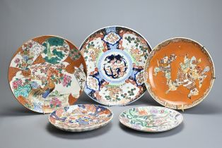 A COLLECTION OF CHINESE AND JAPANESE PLATES AND DISHES, LATE 19TH/20TH CENTURY. Comprising: a