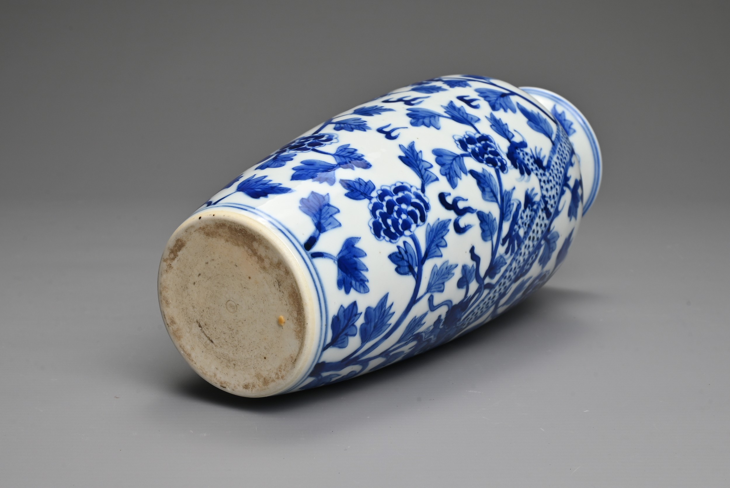 A CHINESE BLUE AND WHITE PORCELAIN VASE. Decorated with a dragon and leafy peony scrolls with flat - Image 4 of 6