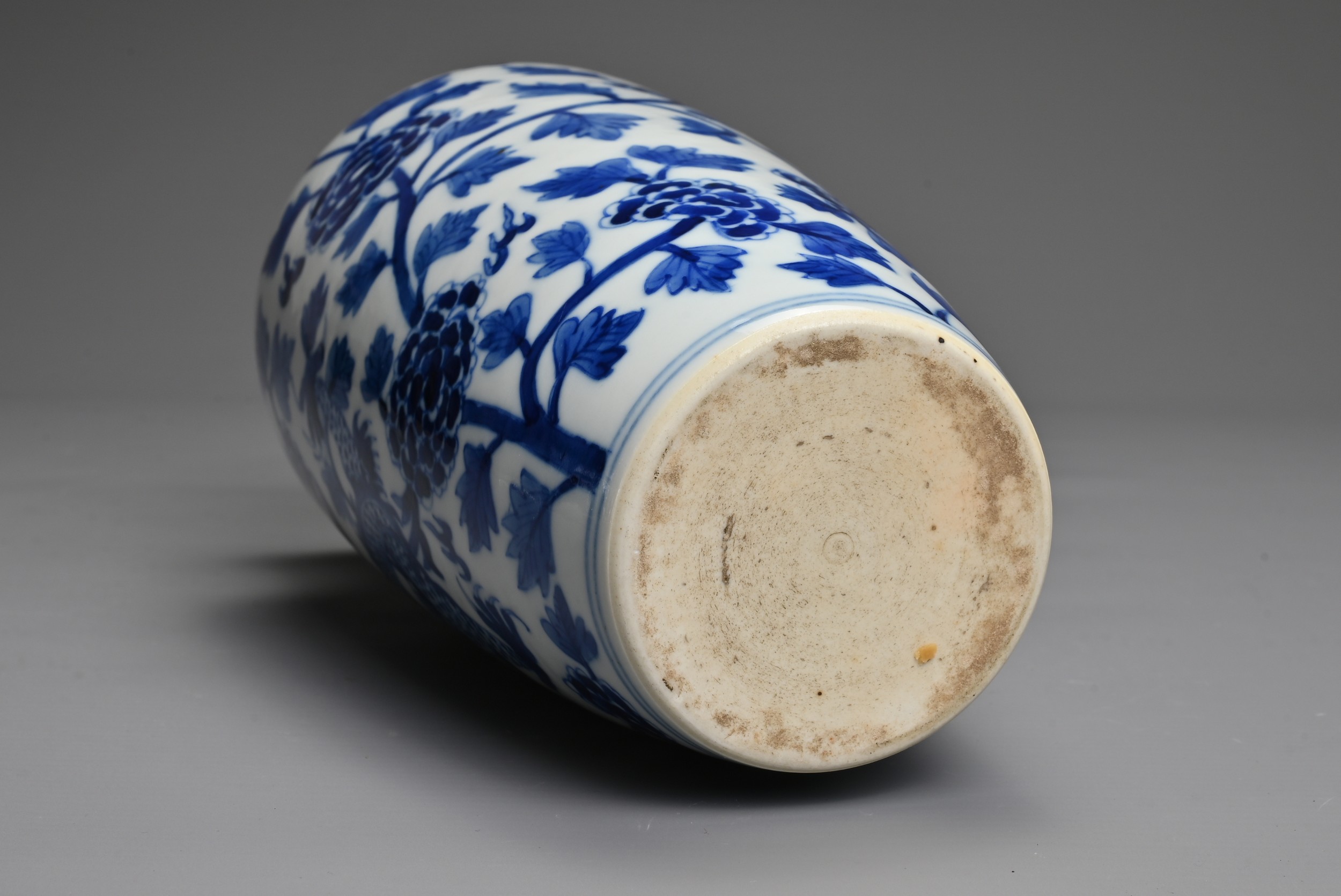 A CHINESE BLUE AND WHITE PORCELAIN VASE. Decorated with a dragon and leafy peony scrolls with flat - Image 5 of 6