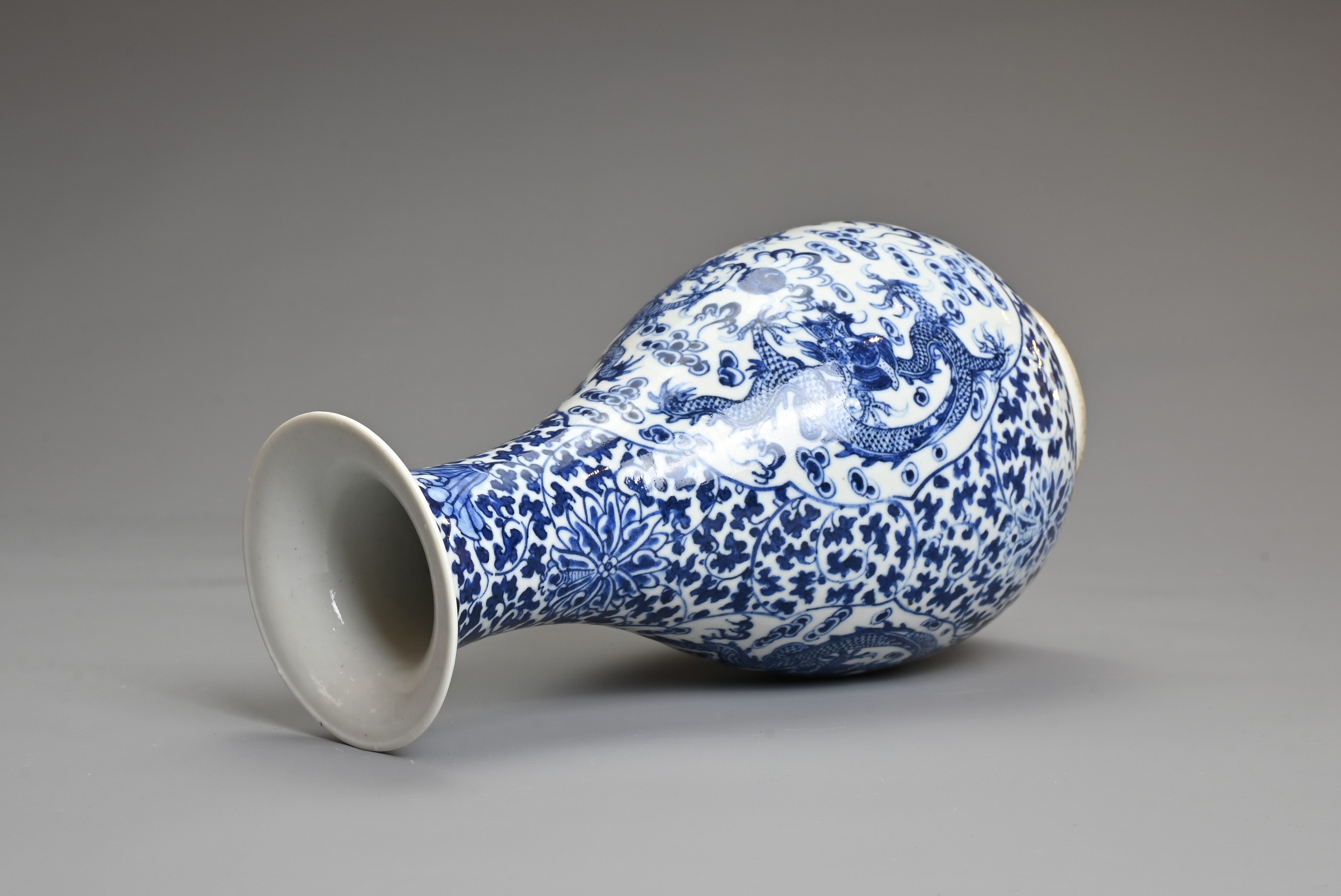 A CHINESE BLUE AND WHITE PORCELAIN, LATE QING DYNASTY. Of pear shape decorated with dragons - Image 7 of 7