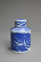 A CHINESE BLUE AND WHITE PORCELAIN TEA CADDY, 20TH CENTURY. Finely decorated with a landscape