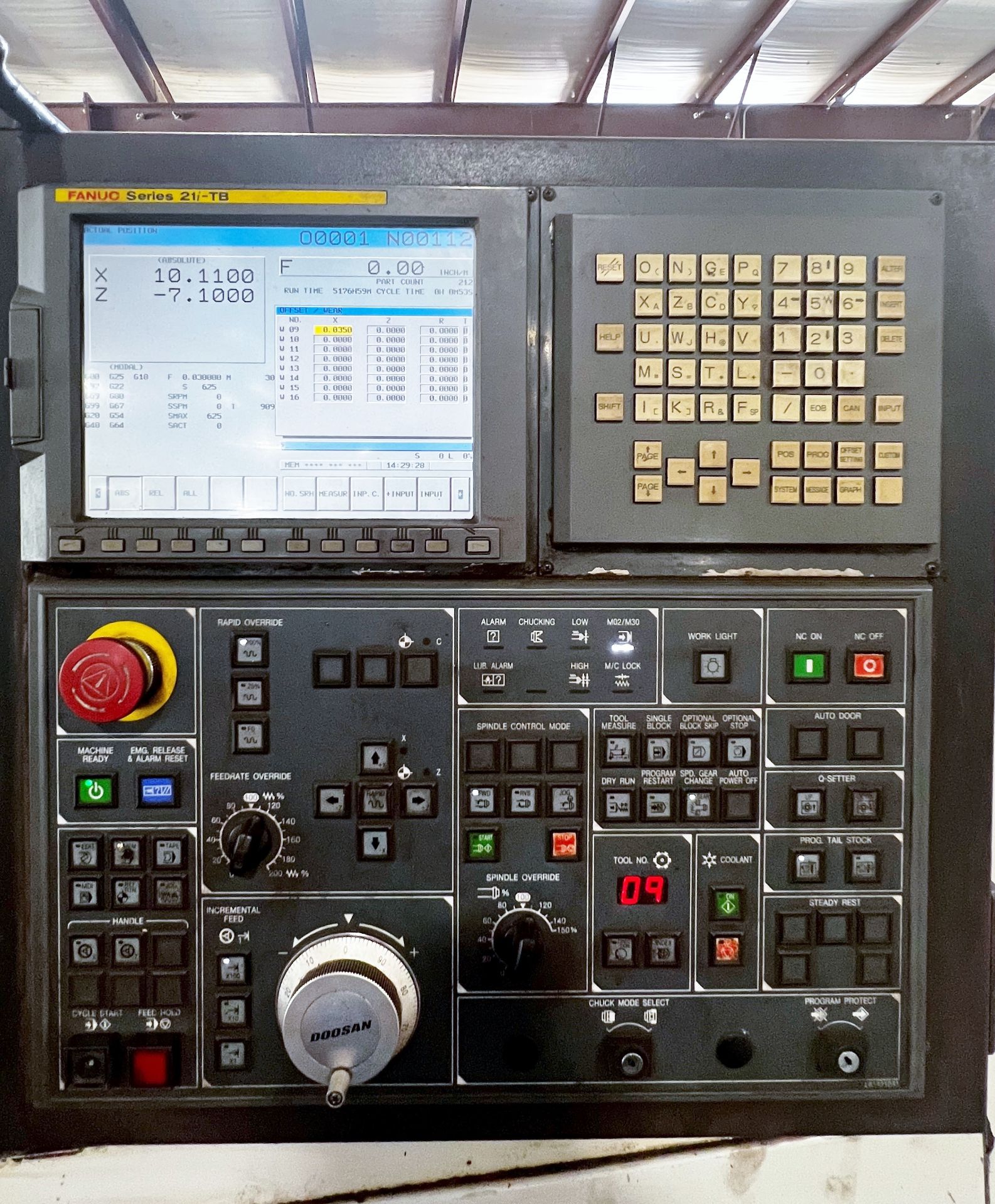 2007 DOOSAN Puma 300C 4.5" Bar Capacity CNC lathe - Image 4 of 17