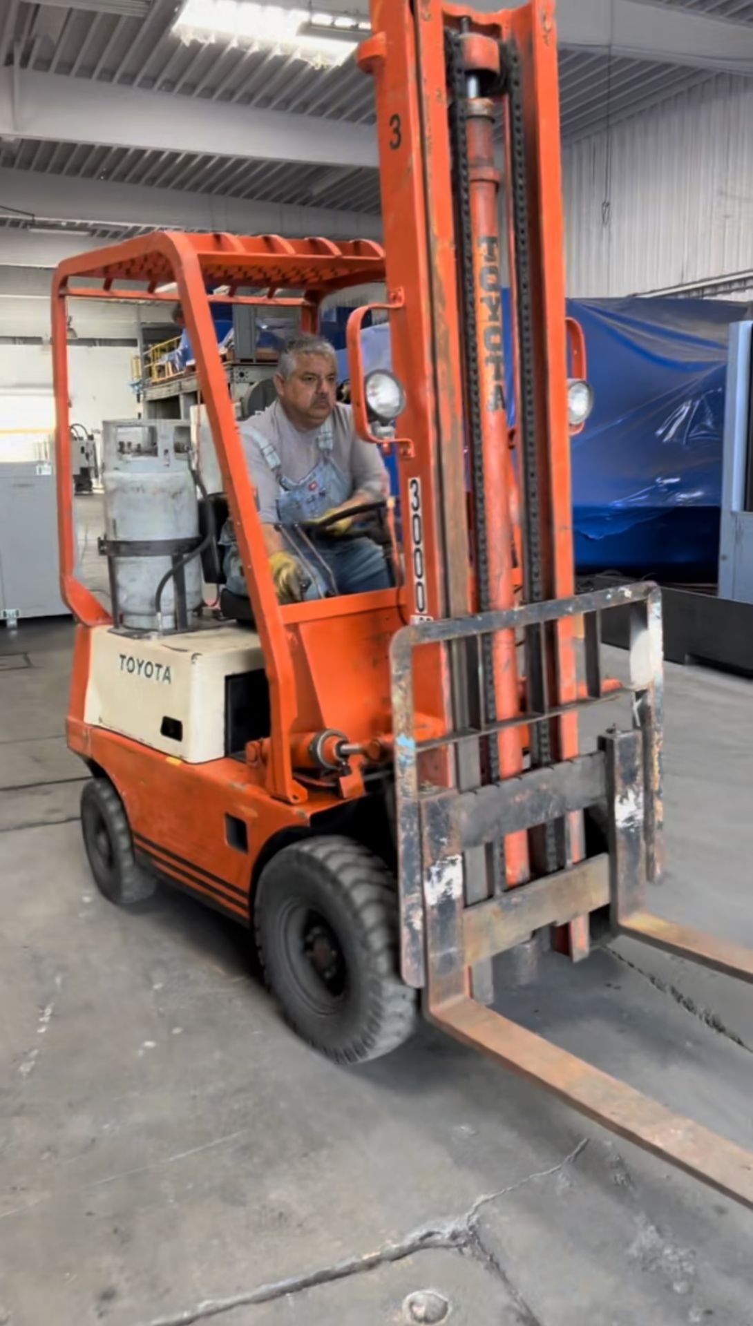 Toyota Forklift 3,000 Pound Capacity, 42" Forks Single Stage, Propane - Image 3 of 4