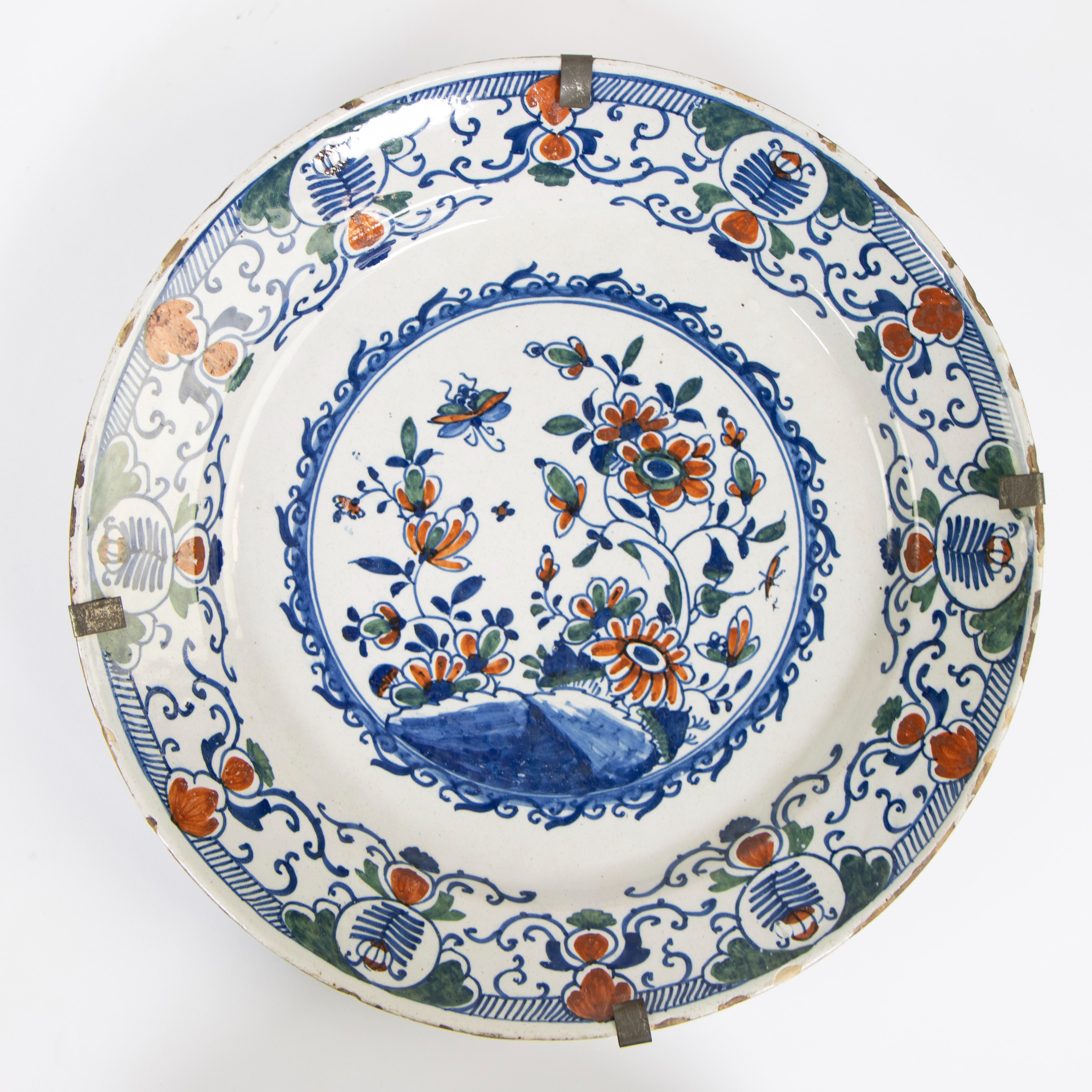 Collection of 2 polychrome Delft plates 18th century - Image 4 of 5