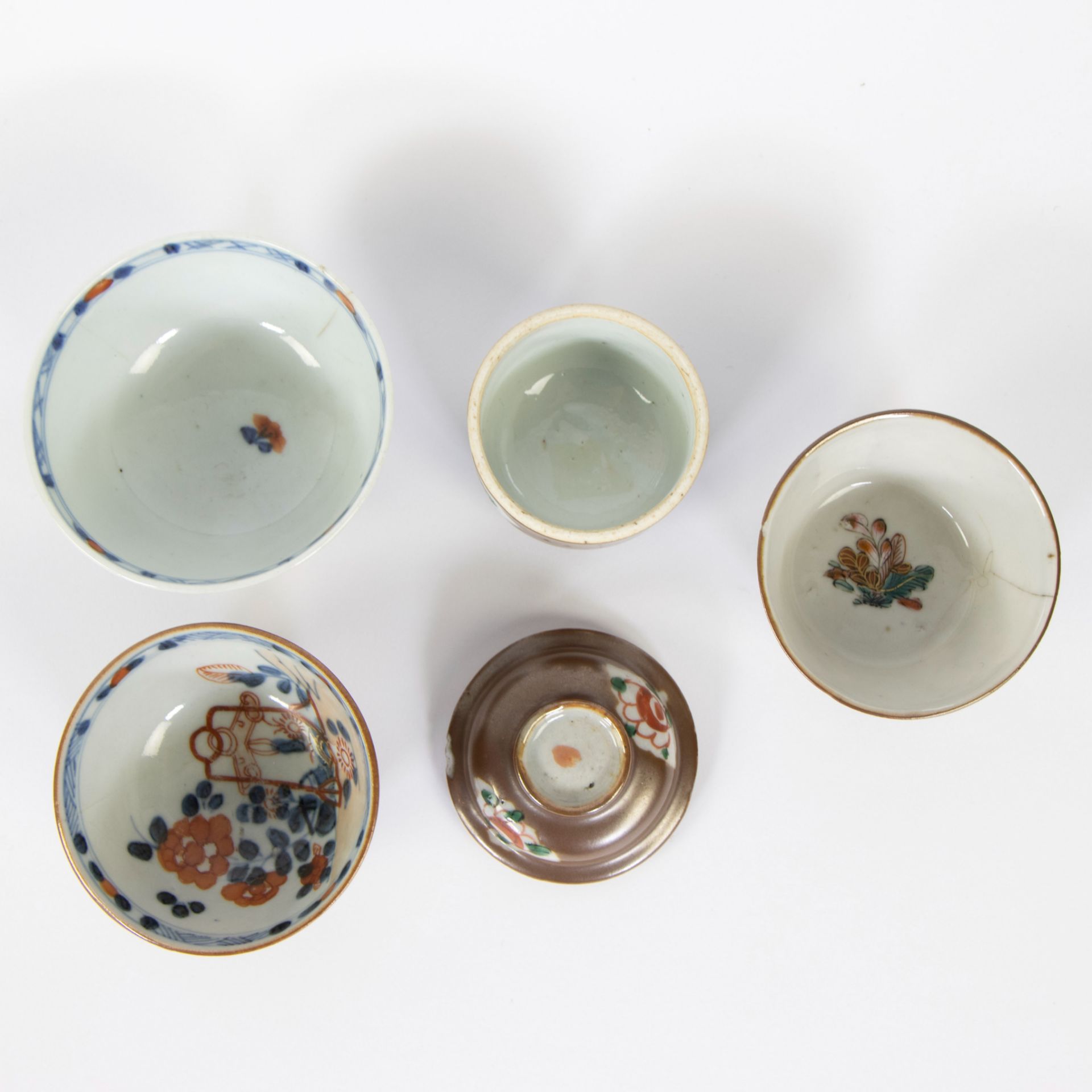 A set of Chinese batavia brown cups and saucers, one Imari cup and 2 plates blue/white, 18th C. - Image 8 of 11