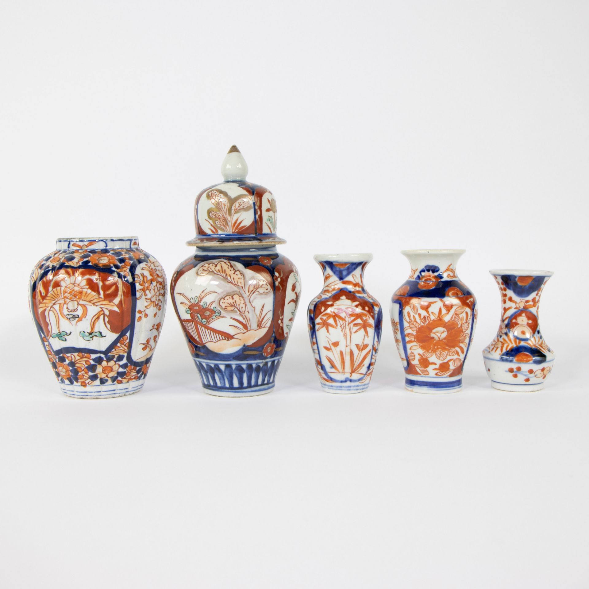 Large lot of Japanese porcelain Imari vases and lidded vases, 19th century - Image 9 of 11