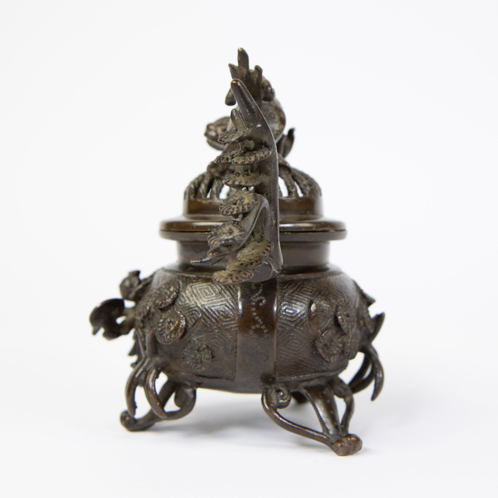Japanese bronze fragrance jar decorated with foo dog - Image 4 of 5