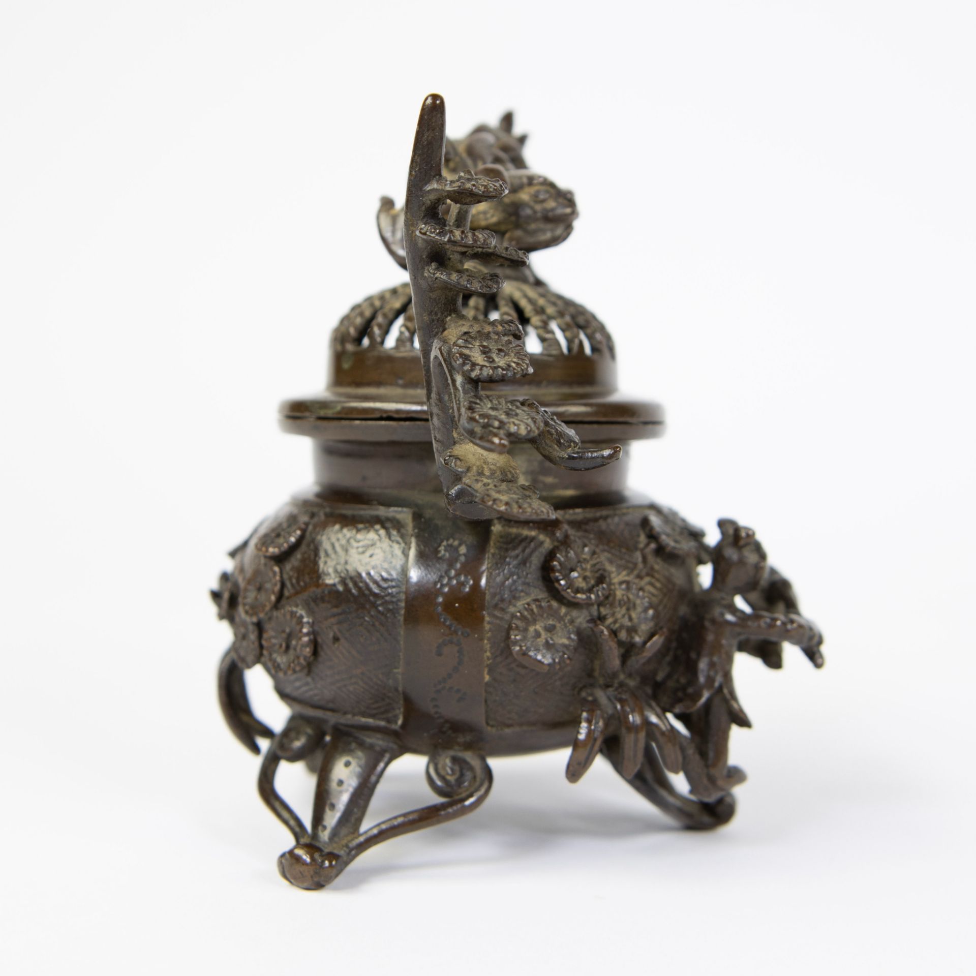 Japanese bronze fragrance jar decorated with foo dog - Image 2 of 5