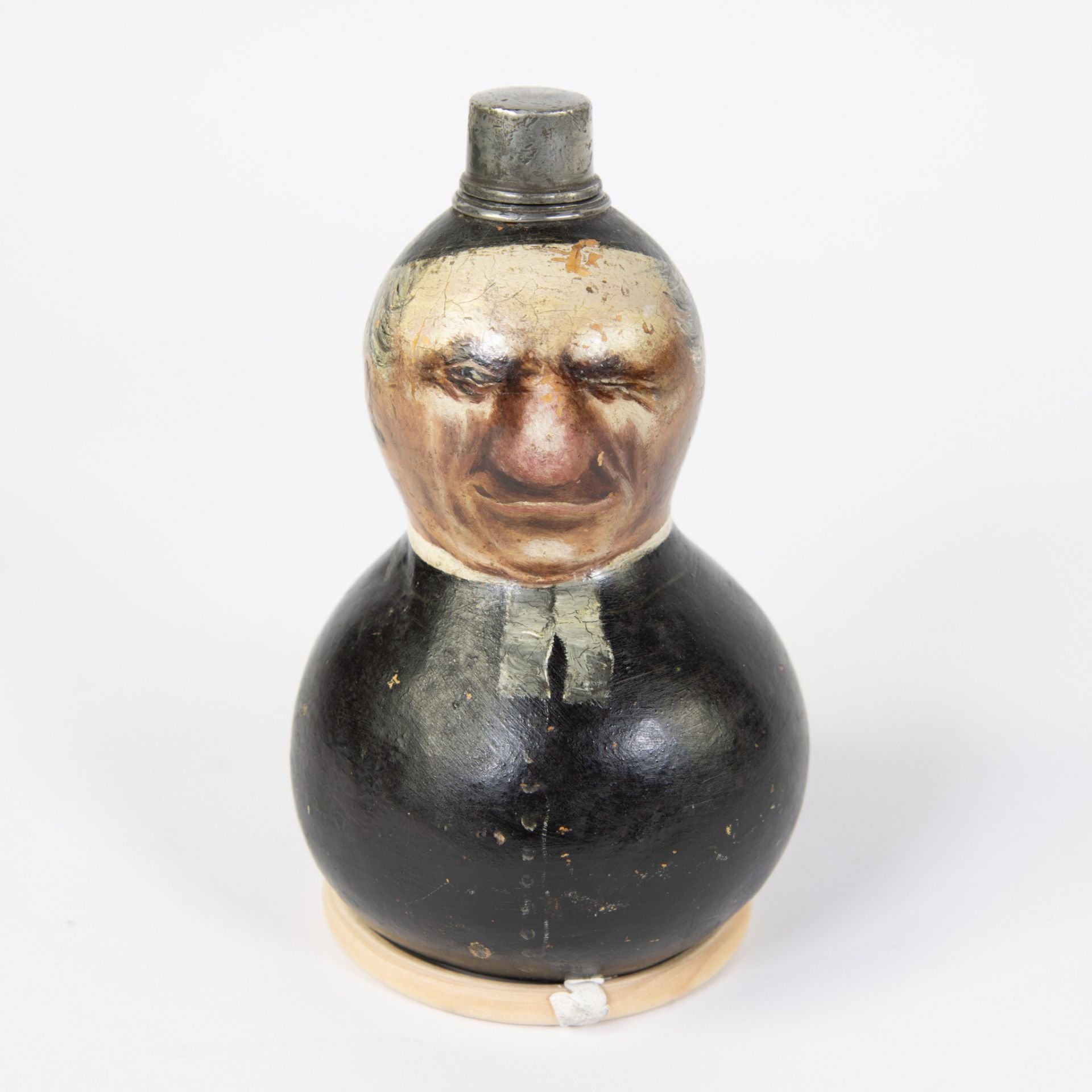 Lot of a rare gourd painted bottle with decor of a clergyman, pewter screw cap, French early 19th ce - Image 4 of 7