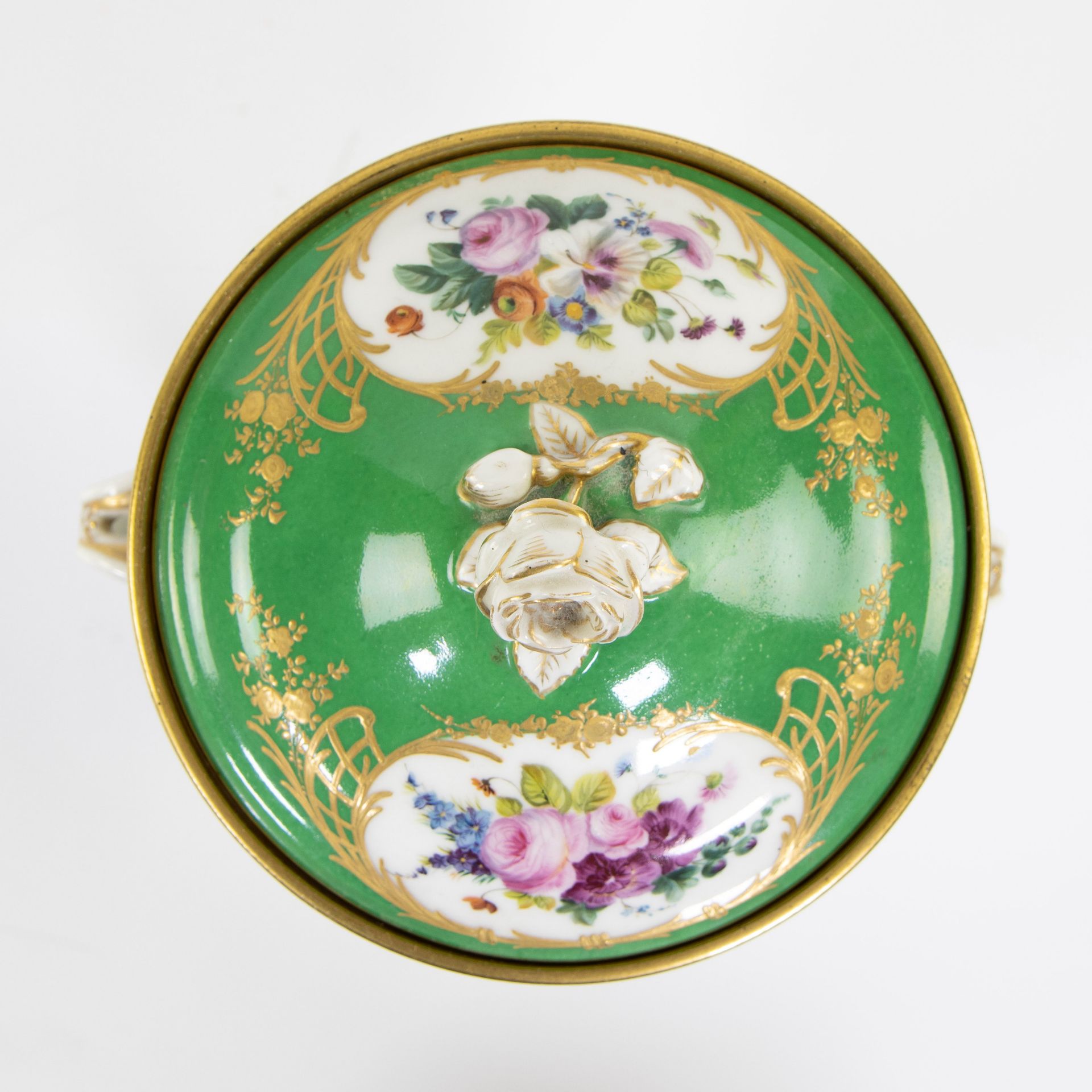 Porcelain table piece with gilt bronze fittings of rams' heads and bunches of grapes. Handpainted wi - Bild 6 aus 7