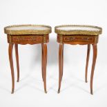 A pair of kidney-shaped side tables with a slide, a raised edge in brass and a marble top