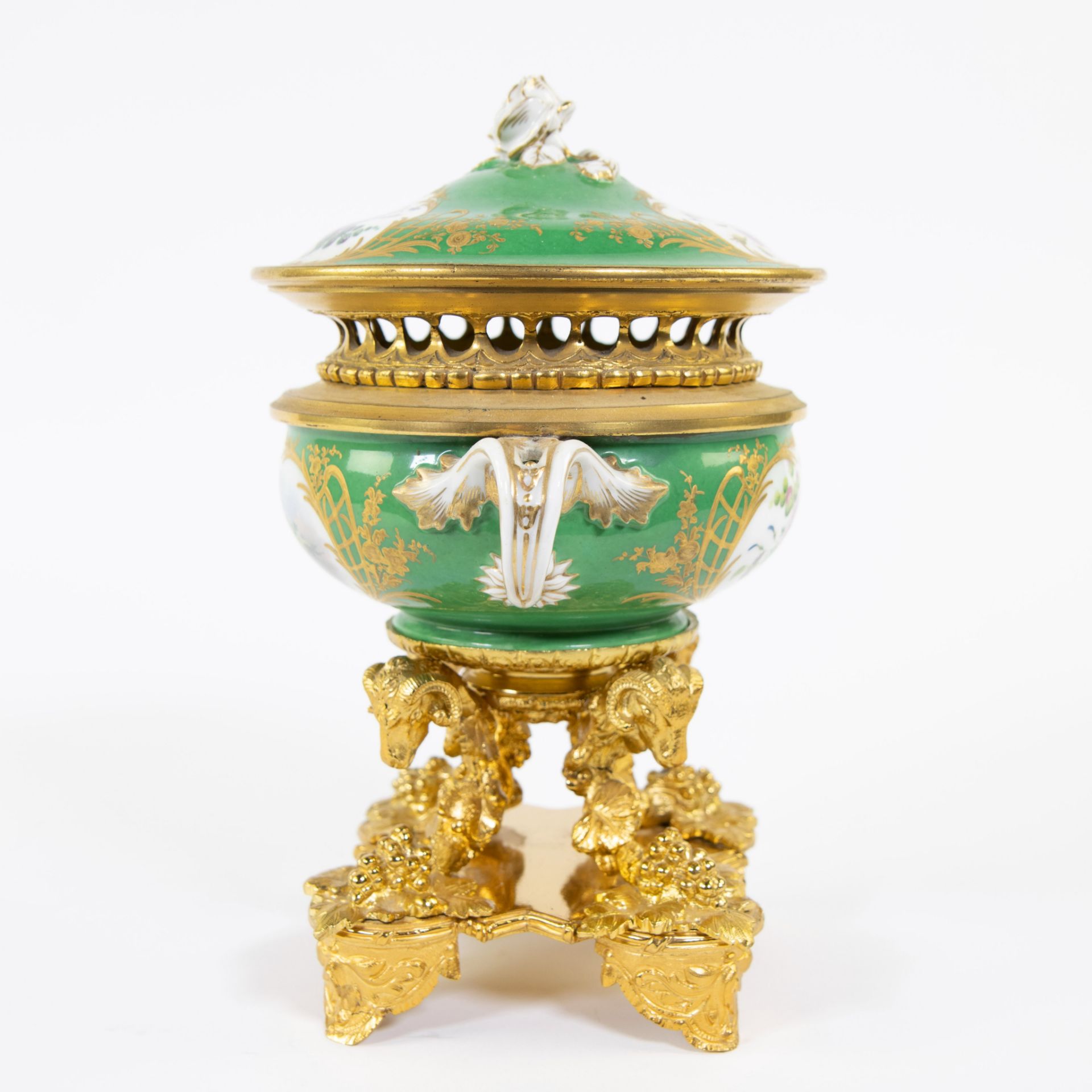 Porcelain table piece with gilt bronze fittings of rams' heads and bunches of grapes. Handpainted wi - Bild 3 aus 7