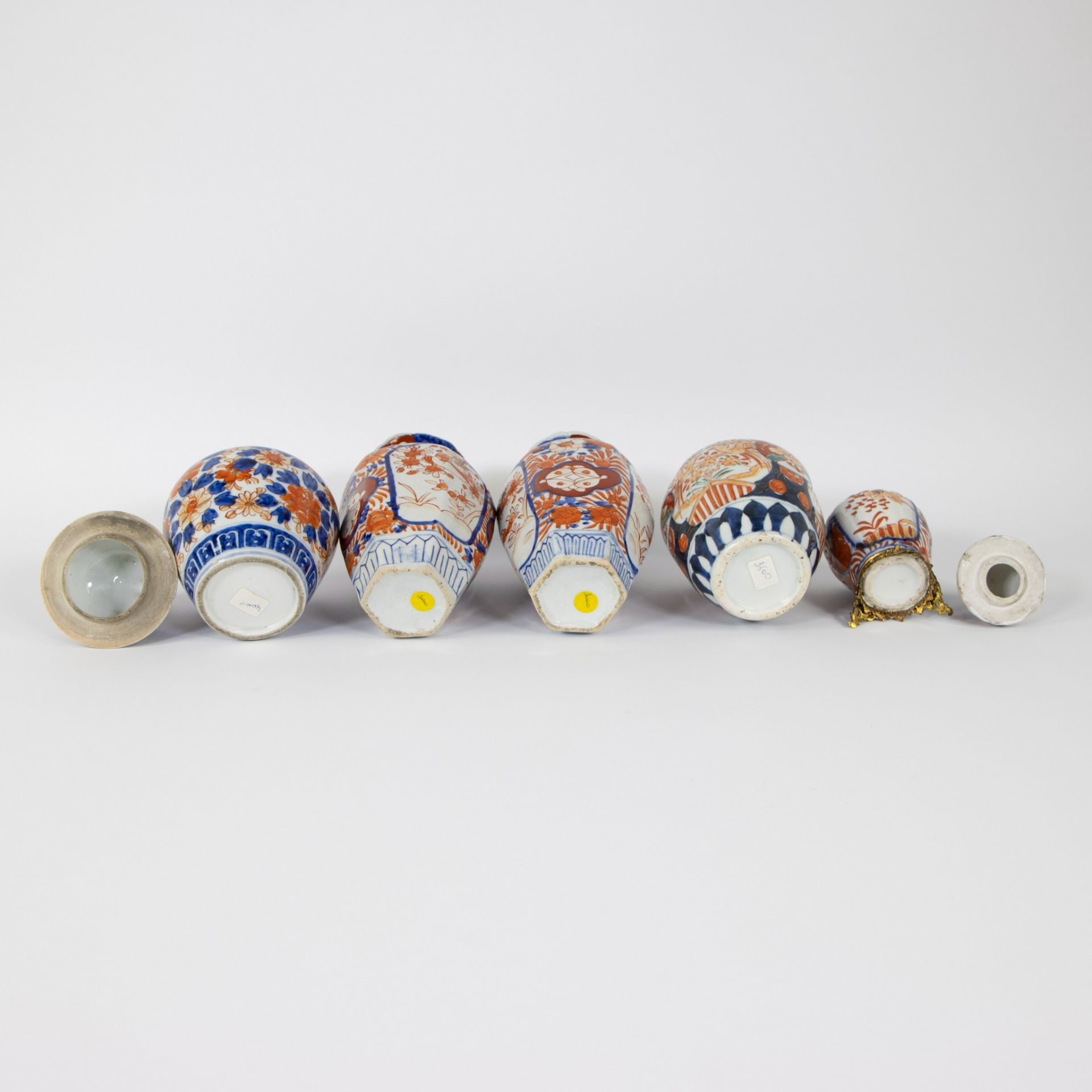 Large lot of Japanese porcelain Imari vases and lidded vases, 19th century - Image 6 of 11