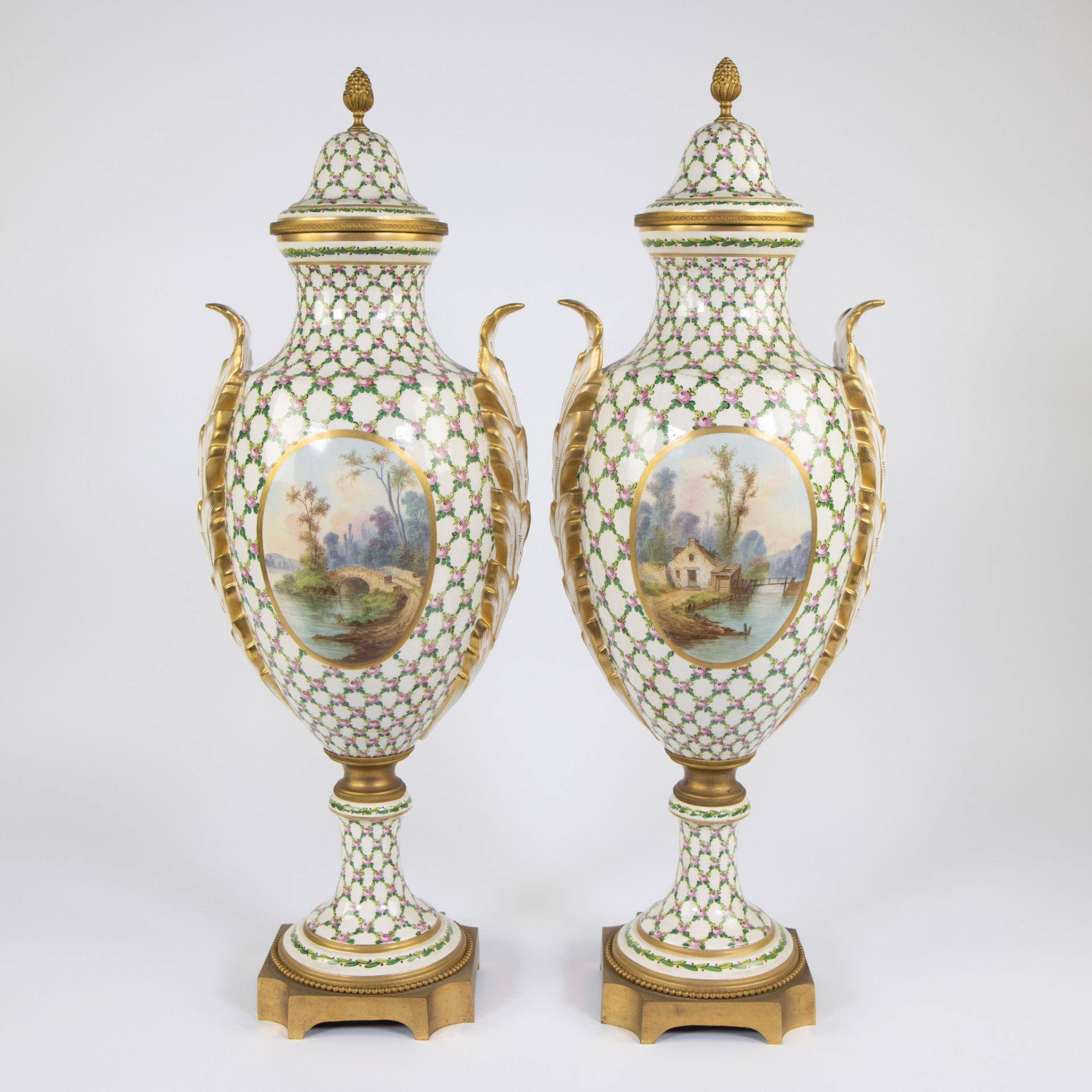 Pair of porcelain Sèvres vases on a gilt brass base with a background of leaves and pink flowers, pa - Bild 3 aus 5