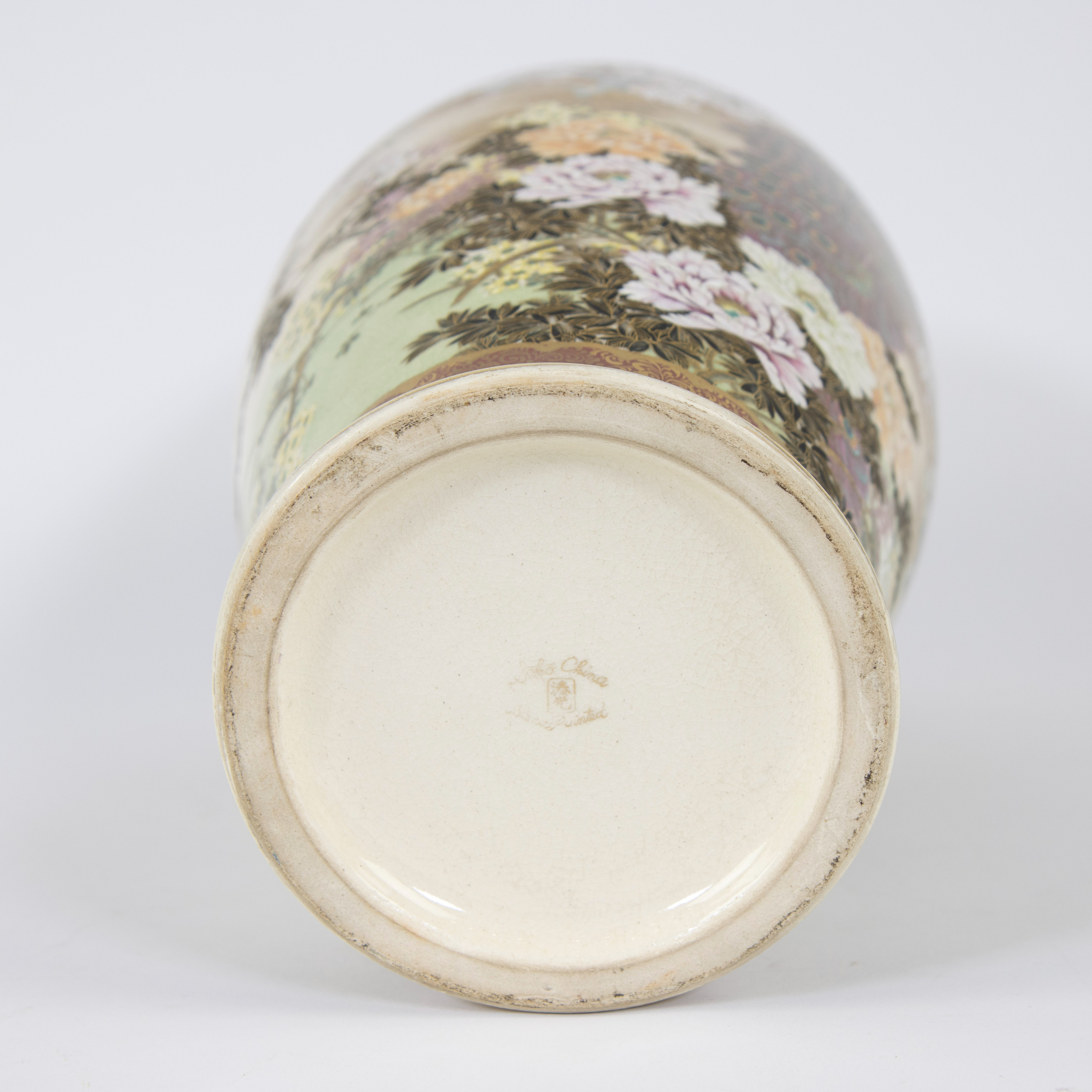 Porcelain vase, fine, hand-painted decor of peacocks and flowers on a gold background, signed - Image 5 of 5