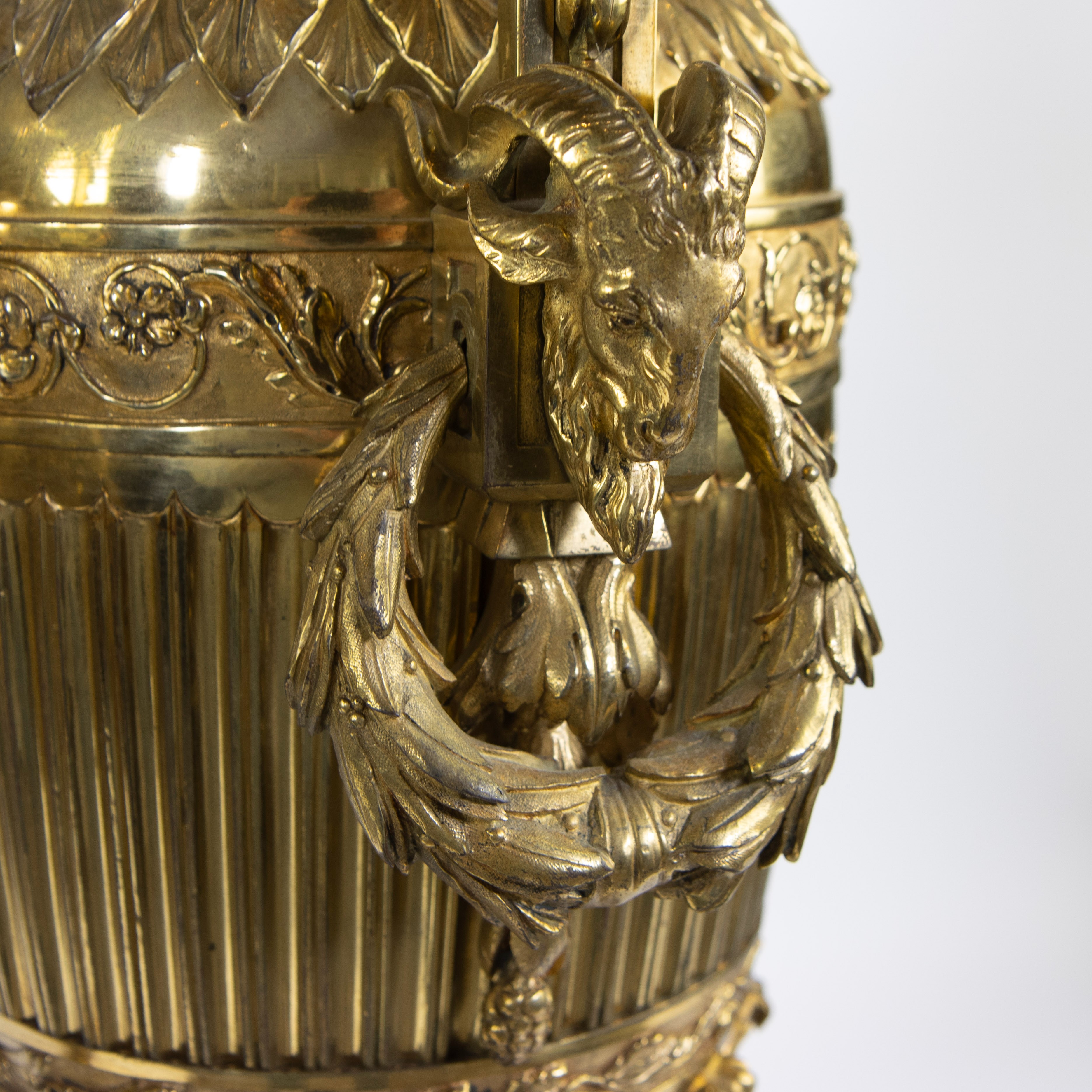 A pair of large gilded bronze decorative vases on a marble base - Image 5 of 5