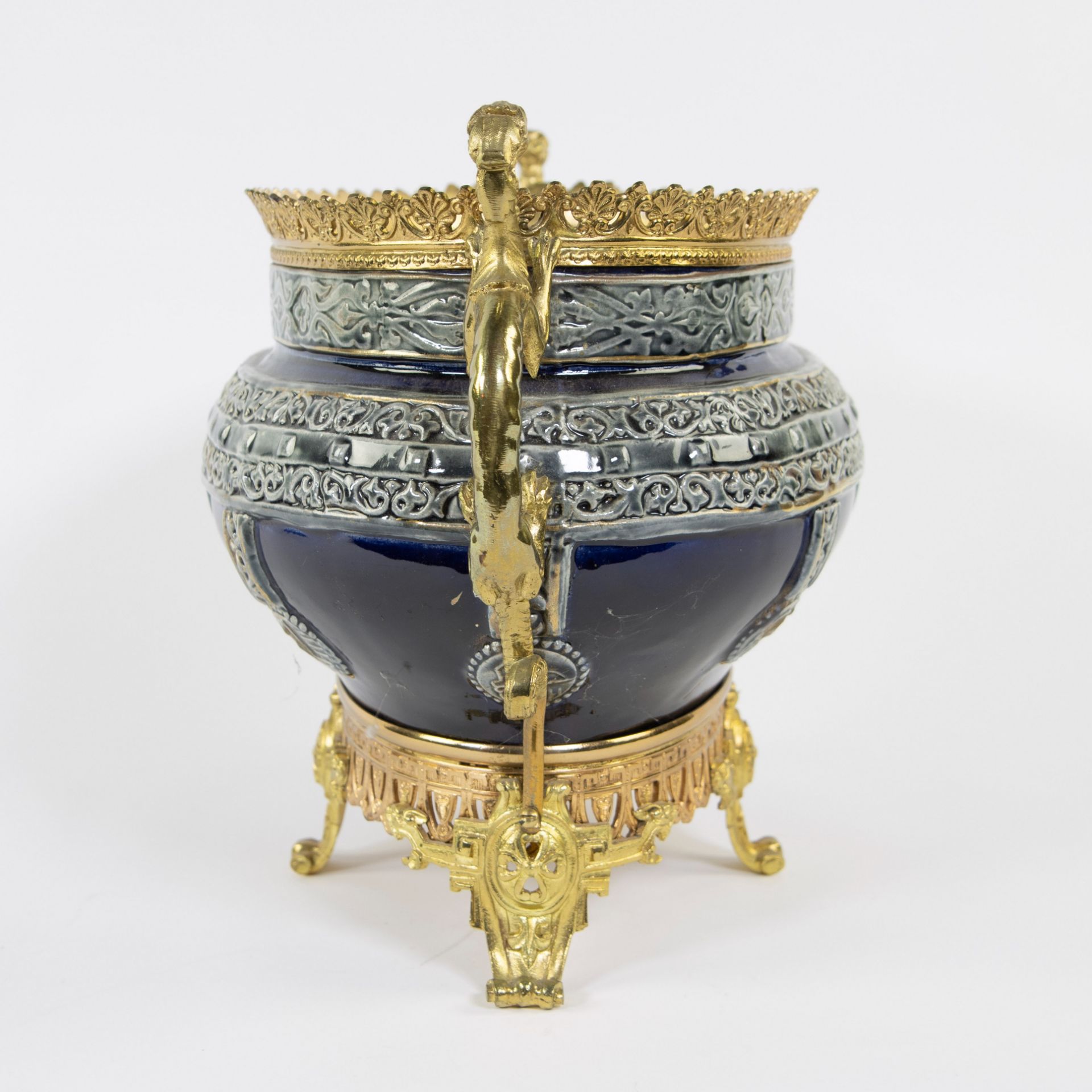 Exceptional and rare polychrome jardinière with gold-plated fittings and handles shaped as dragons.  - Bild 4 aus 6