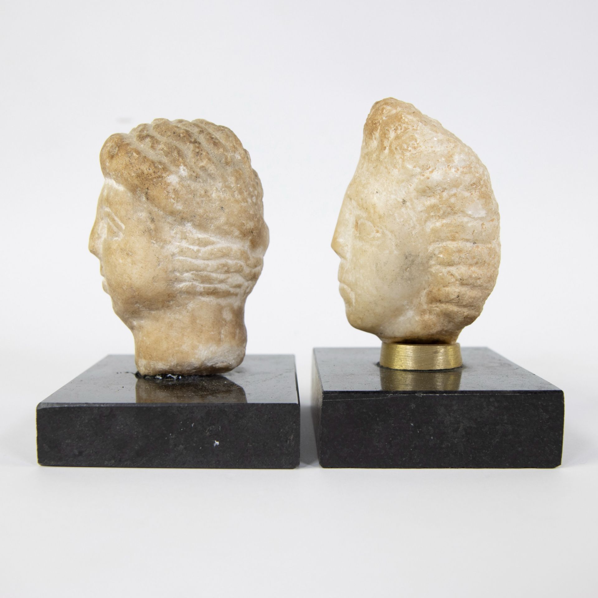 2 Roman heads in white stone on marble base - Image 2 of 4